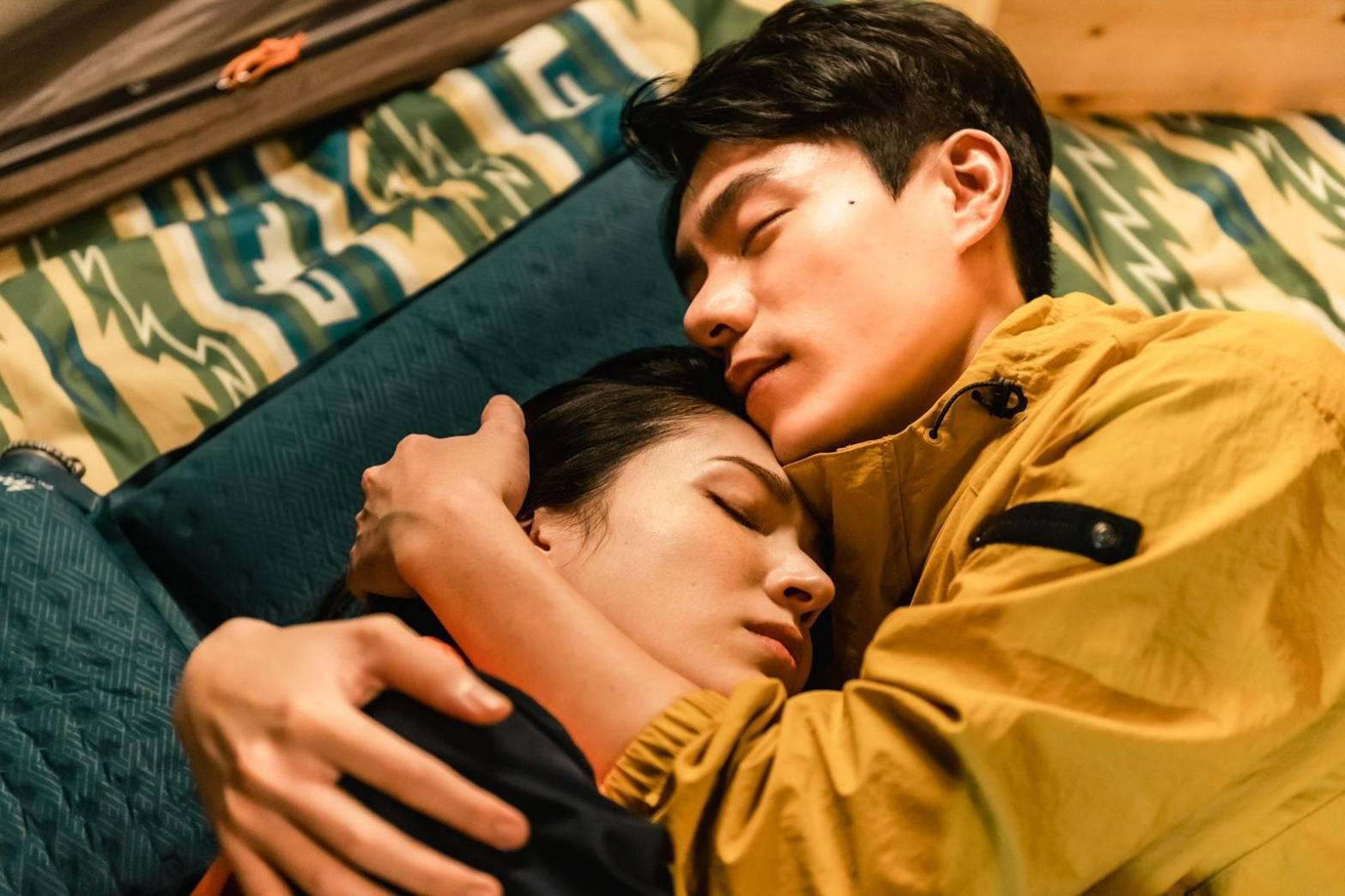 李程彬(右)在《她和她的她》分飾兩角,其中一角對許瑋甯柔情似水。(Netflix提供)