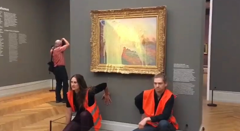 環保人士昨（23日）在德國一座博物館內，朝莫內著名畫作《乾草堆》潑灑馬鈴薯泥。（翻攝自推特@AufstandLastGen）