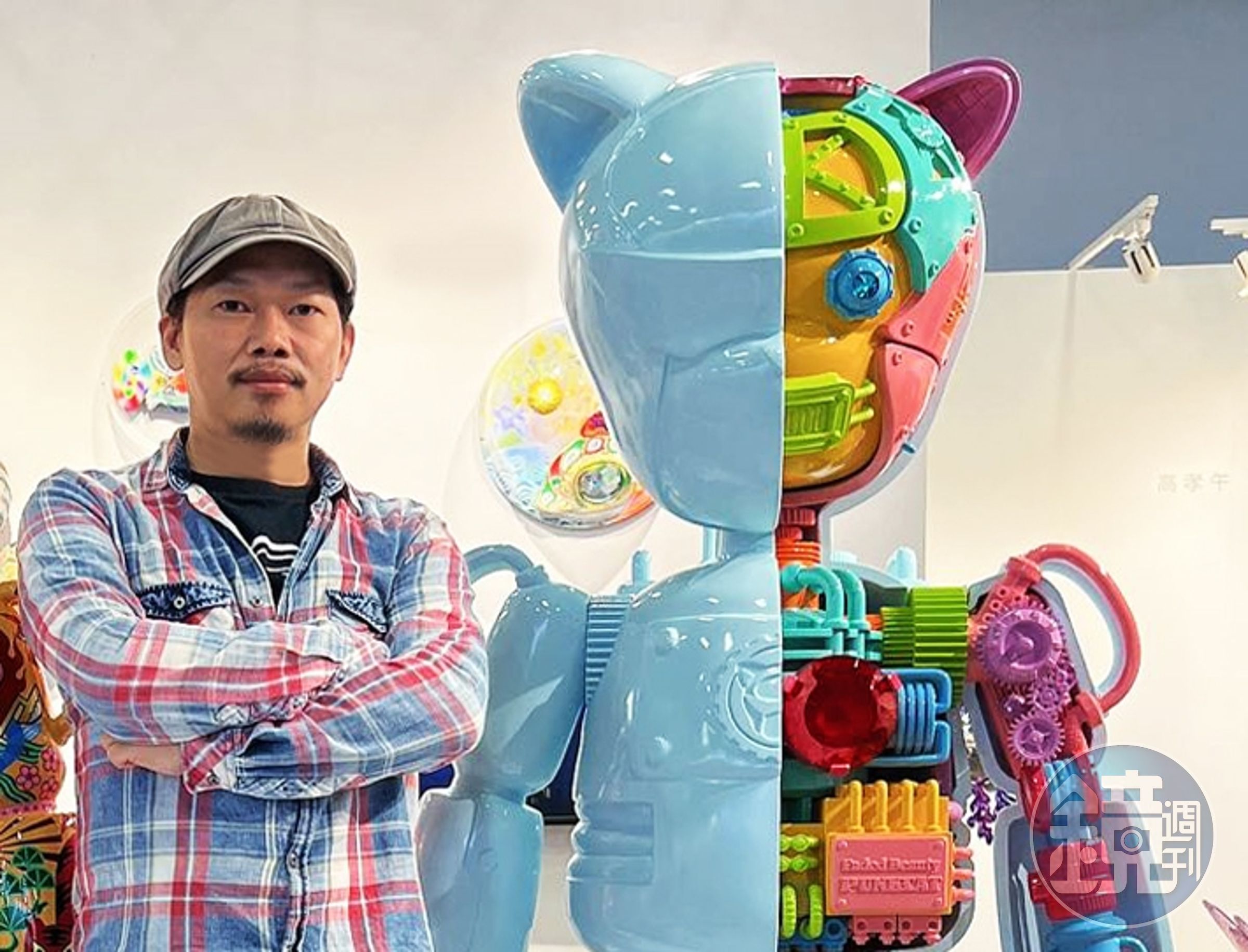 方文山親自出席2022-ART Taipei台北國際藝術博覽會，為自創潮流品牌【龐克貓-紅顏如霜】登場首日站台。（方道文山流創意有限公司提供）