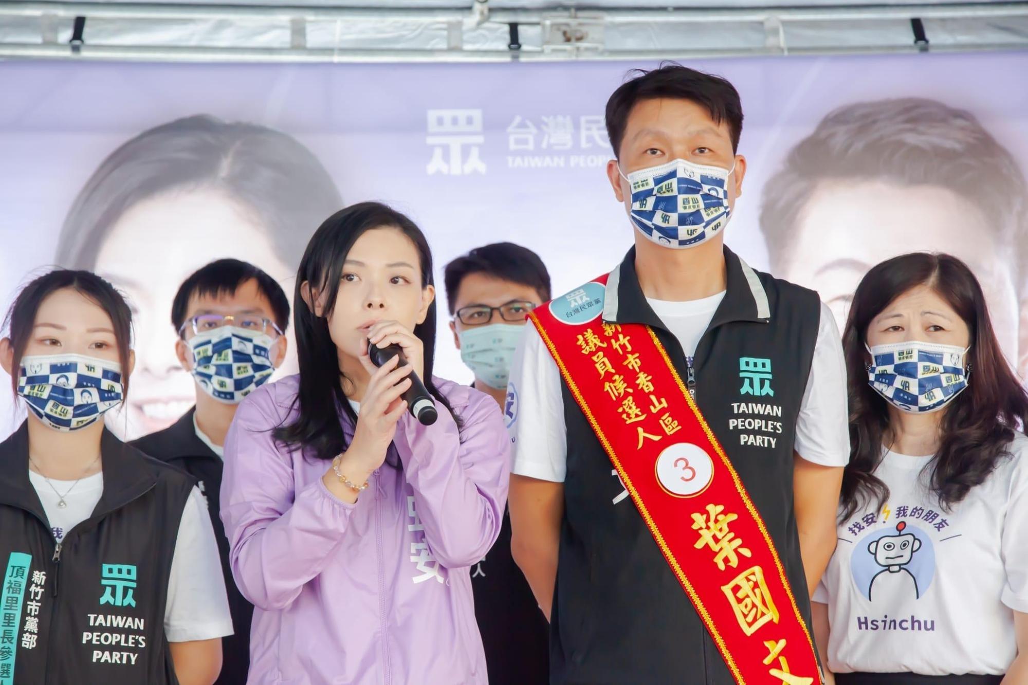 民眾黨新竹市議員候選人葉國文(右)涉賄交保後,22日仍與市長候選人高虹安(左)一同為香山區競選總部揭牌。(翻攝自葉國文臉書)