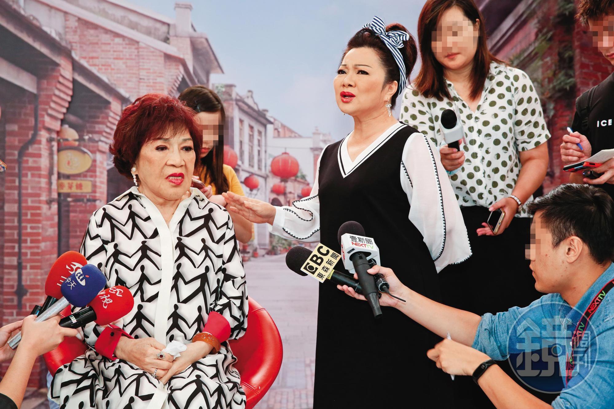 周遊（左）5年前跟李朝永婚姻告急，受邀上《冰冰秀》，一度含淚唱起〈梨花淚〉，當時更氣憤表示一定告小三。右為白冰冰。