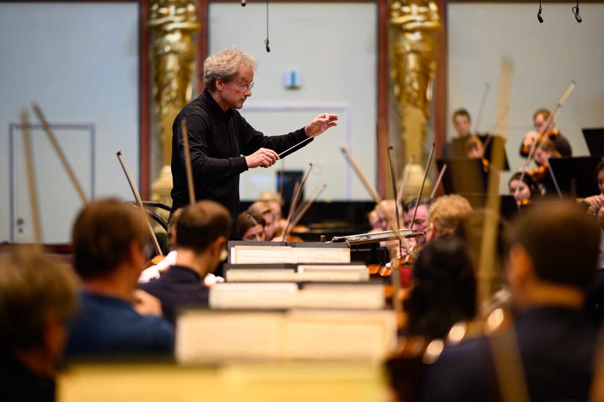 維也納愛樂將於本週三專機飛抵台北，與指揮大師弗朗茲・魏瑟-莫斯特攜手獻上4場音樂會。（牛耳藝術提供）