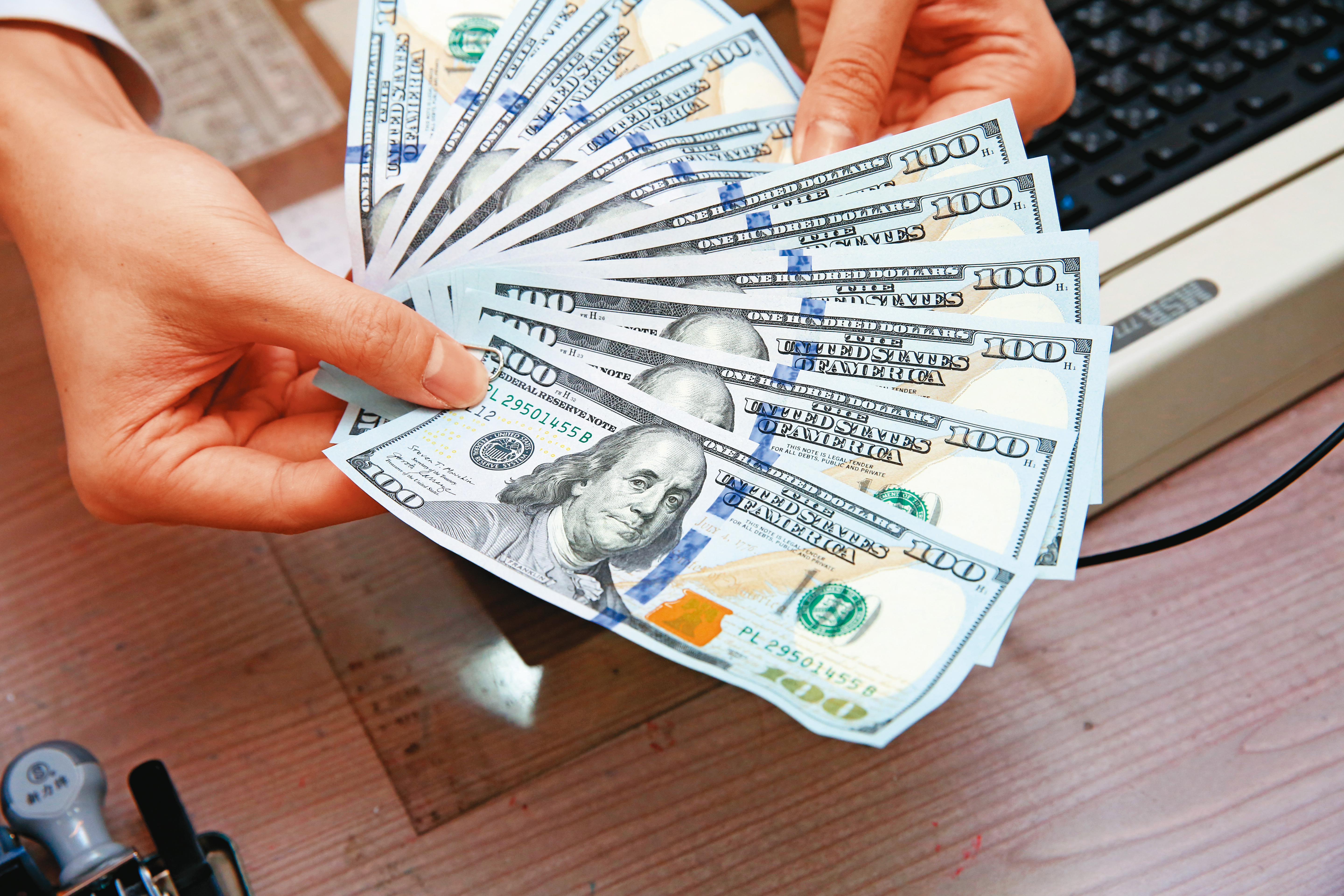 美元1年期定存利率來到3％，同屬固定收益商品的美公債利率更高，值得定存族留意。