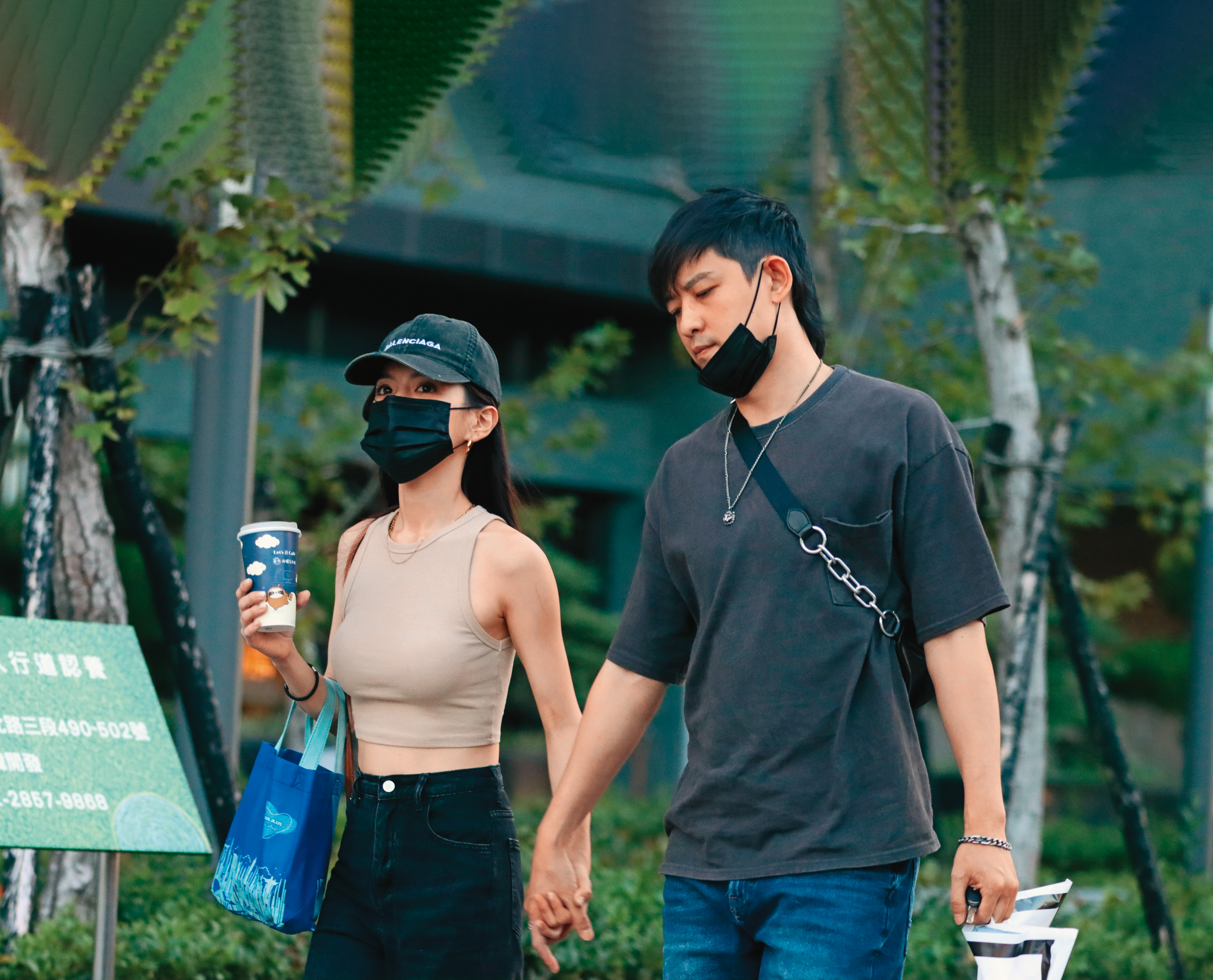 10月3日 17：05 露出大半張臉的敖犬與交往2個月的FaFa十指緊扣，絲毫不怕被認出。