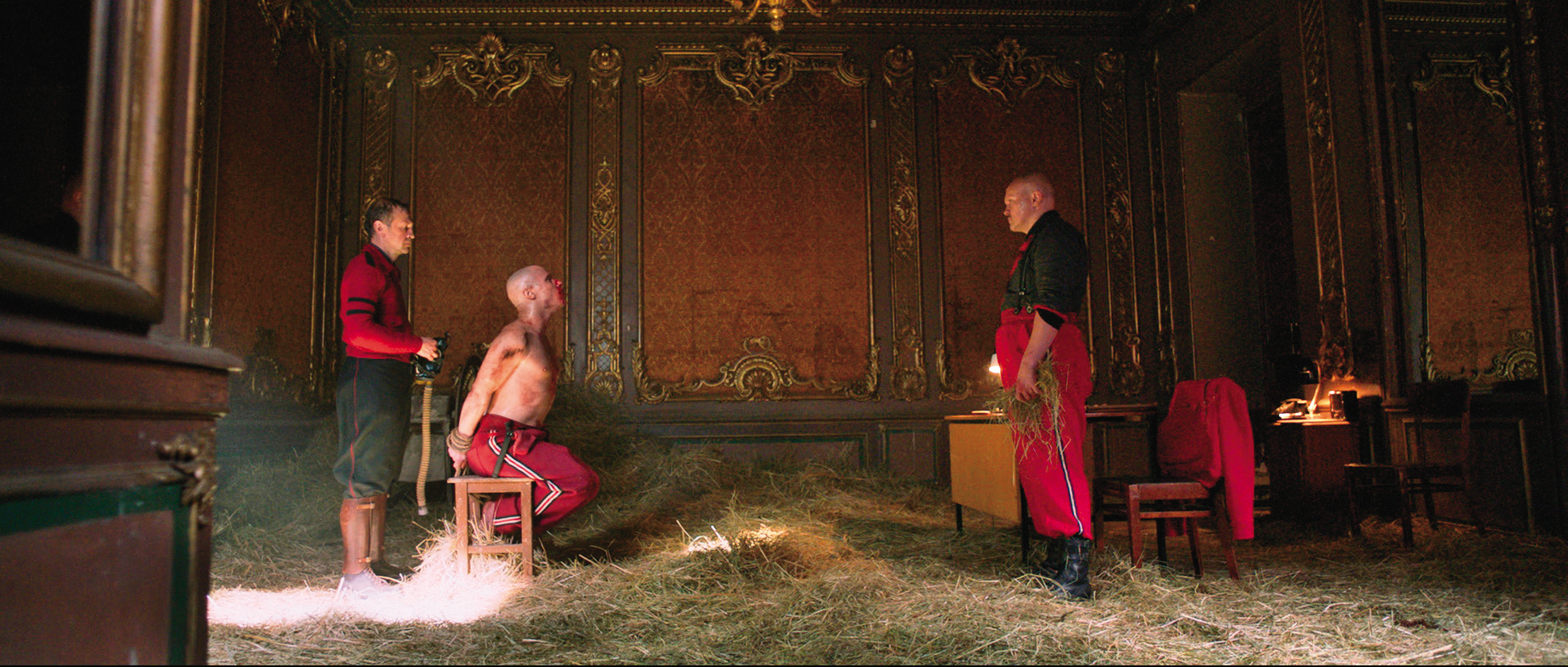 一名原本聽命行事的祕密警察，害怕做多壞事死後下地獄，逃亡之餘也邊拜會受難者家屬請求原諒。（天馬行空提供）