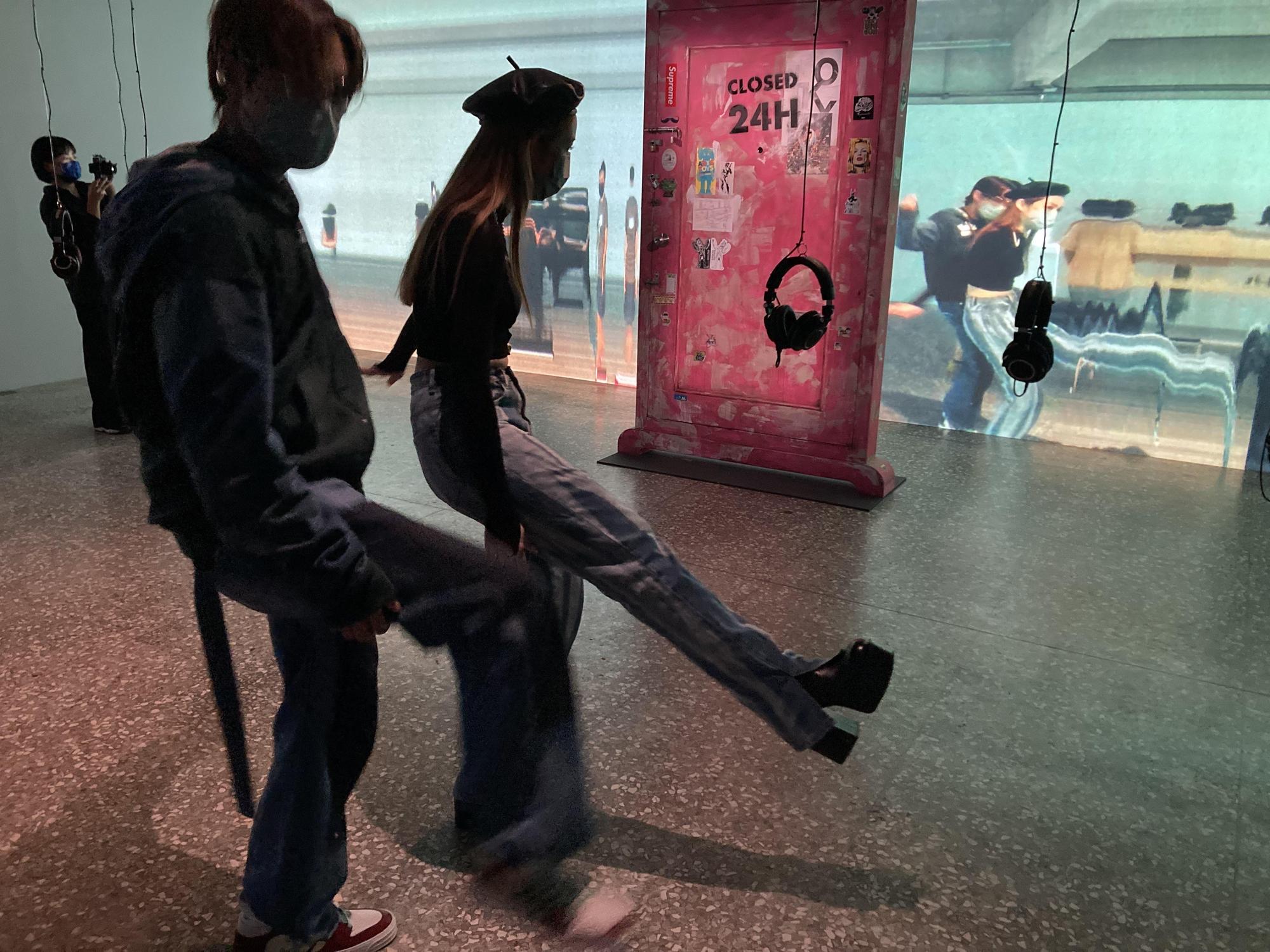 告五人雲安和犬青在展品《我夢見了小叮噹》玩開,IG自嘲是「笨蛋情侶逛展篇」。(相信音樂提供)