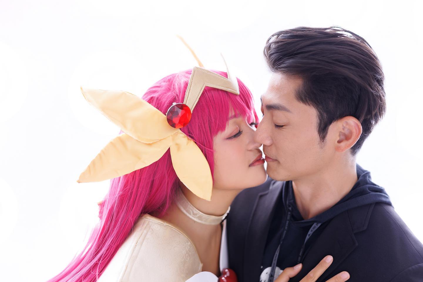 凱莉與老公的Cosplay閃照曝光,引起千名網友朝聖。(翻攝自Kylie Wang臉書)
