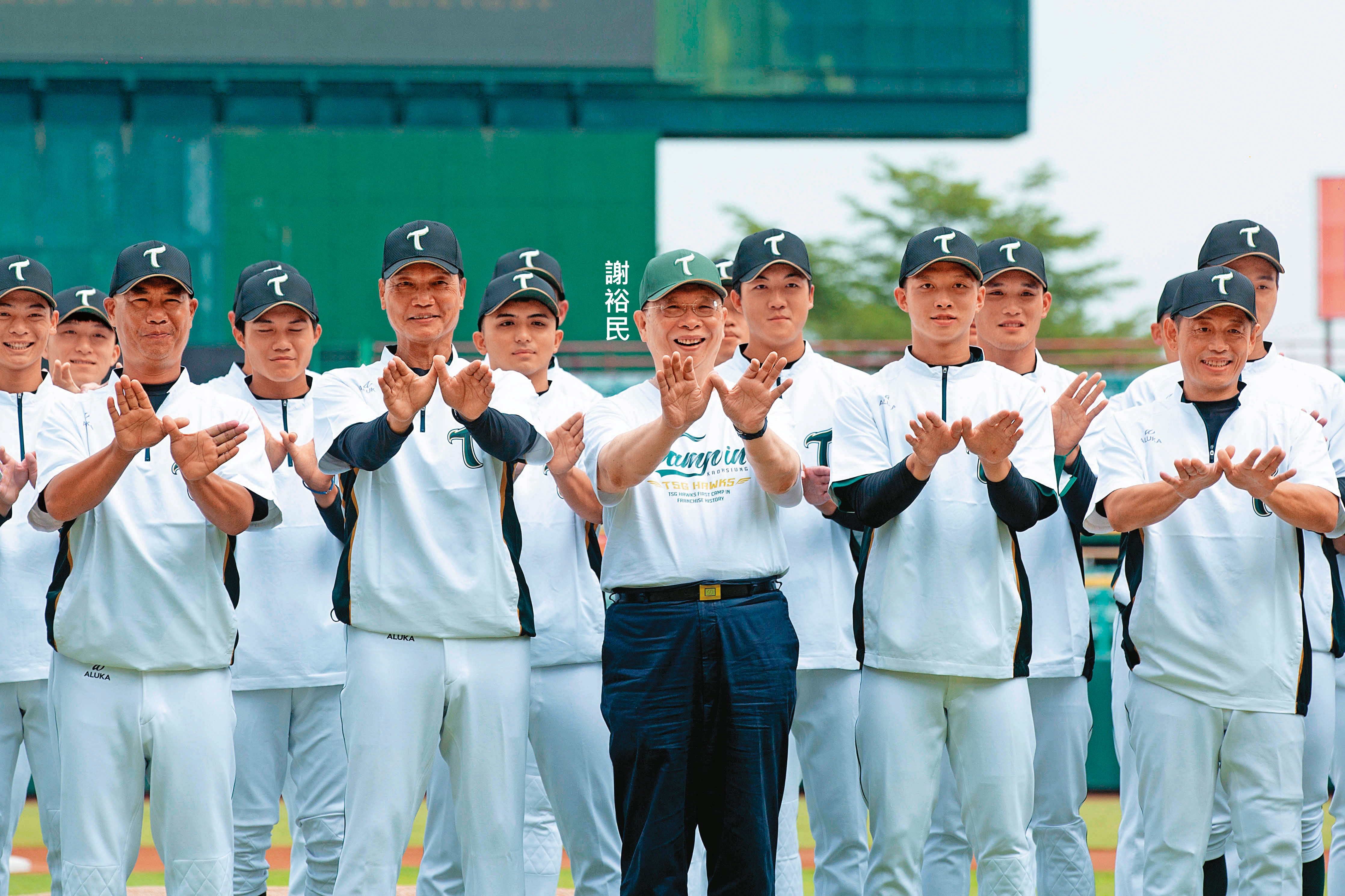 中職第6隊台鋼雄鷹隊首次秋訓，展現團隊氣勢。