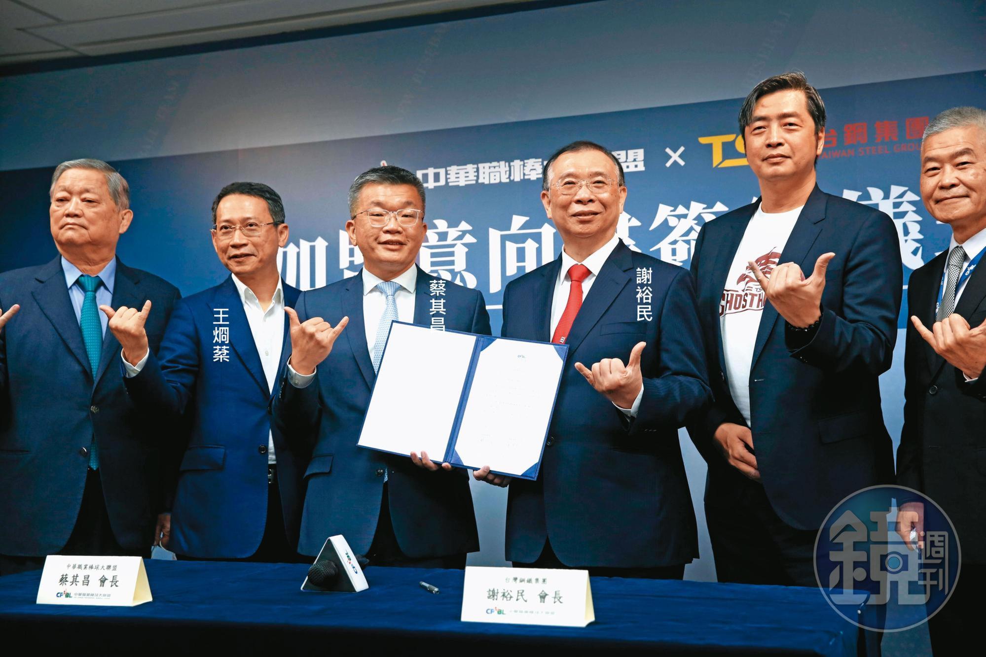 台鋼今年宣布成立中職第6隊,謝裕民笑說完全是意外。