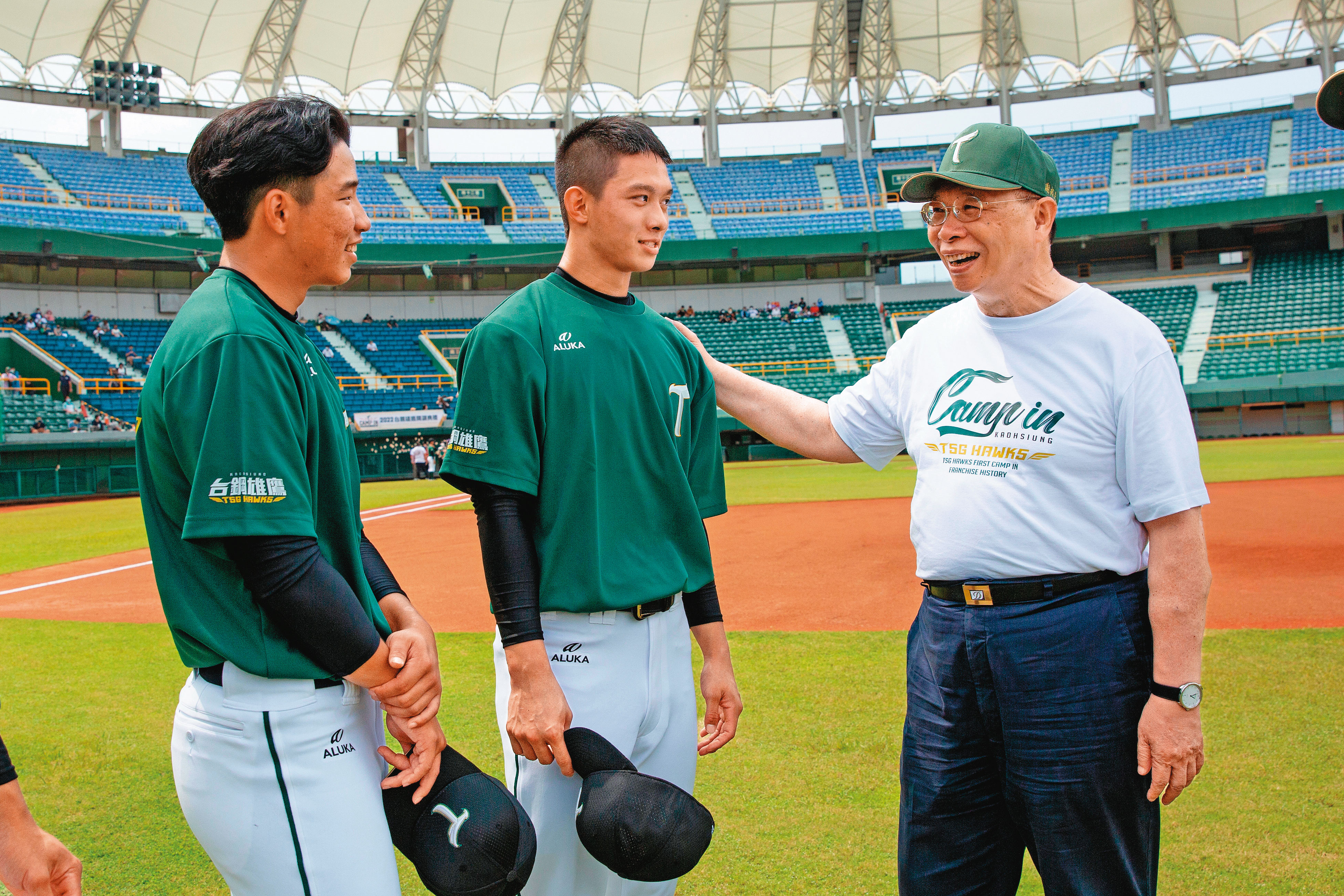 選秀狀元曾子祐(中)今年加盟台鋼雄鷹隊,最希望能和昔日偶像對決。
