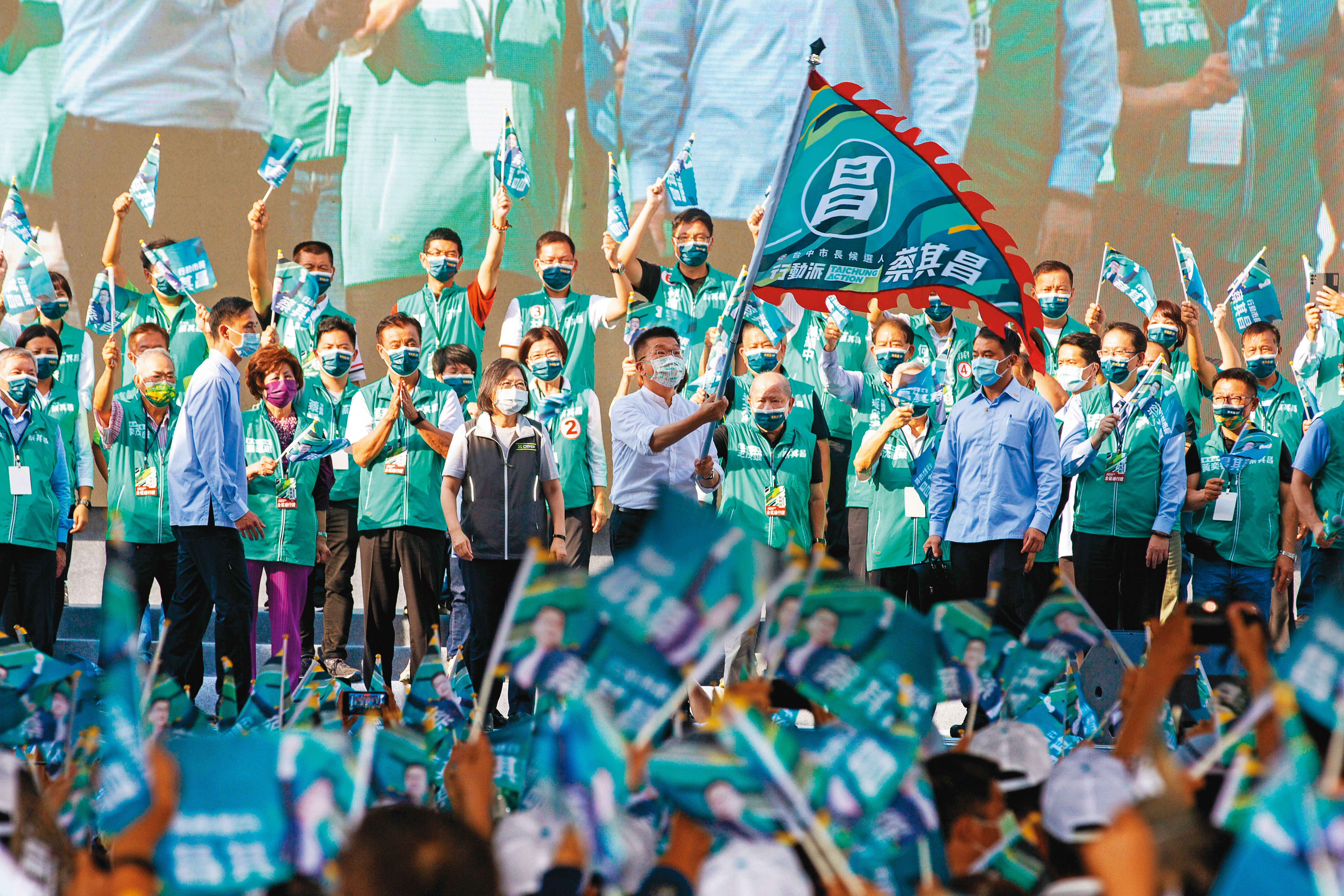 總統蔡英文10月二度為蔡其昌站台，副總統賴清德更在2個月內7度訪台中，展現黨內挺昌力道。