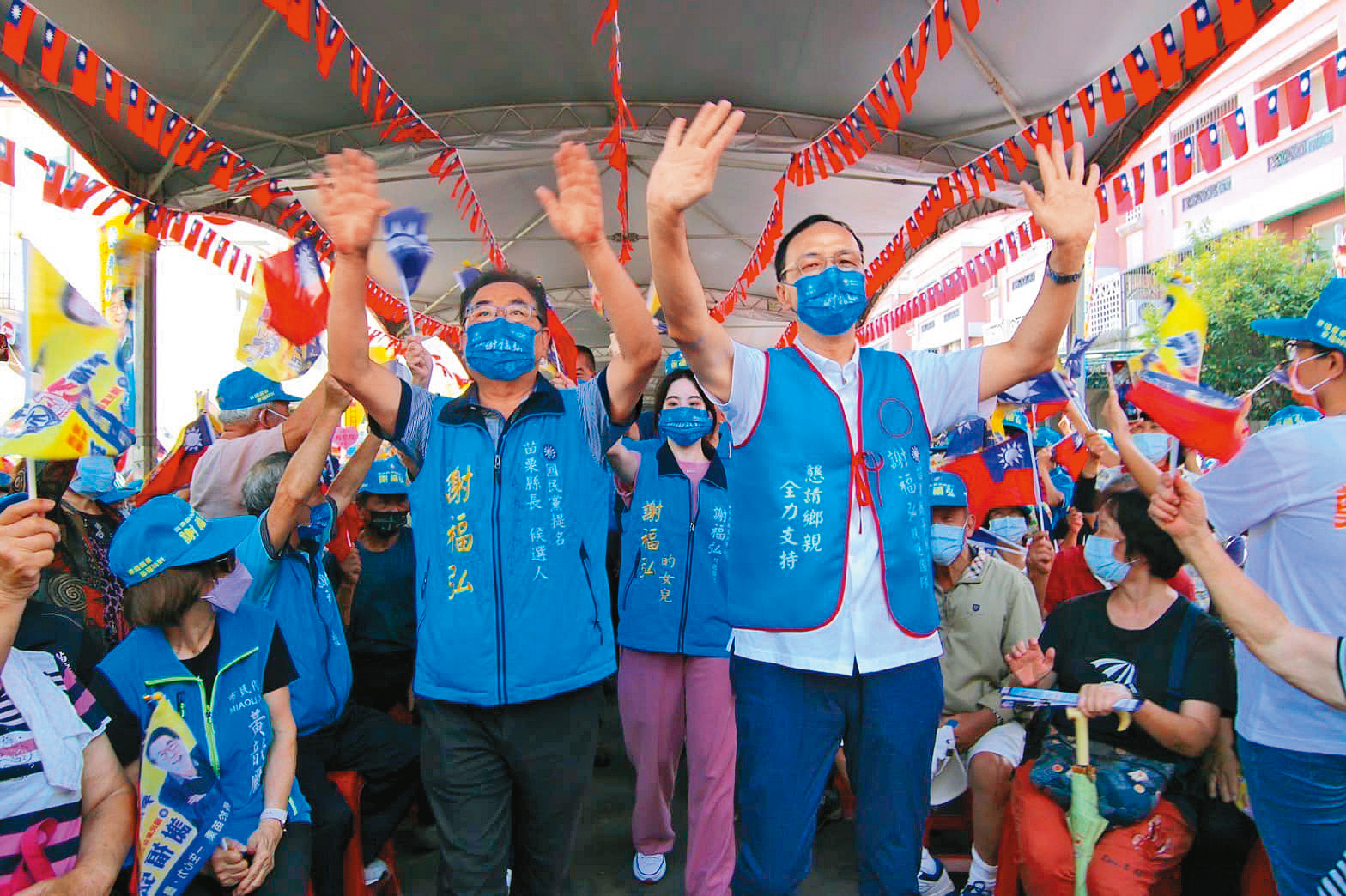 朱立倫（右）提名謝福弘（左）參選苗栗縣長，但謝的選情目前陷入苦戰。（翻攝謝福弘臉書）