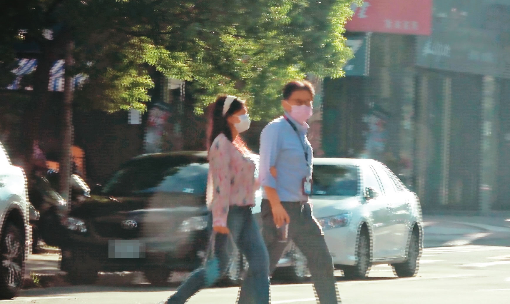 9月26日16時25分離開咖啡店取車途中，游淑慧主動勾住劉世澤的手過馬路。