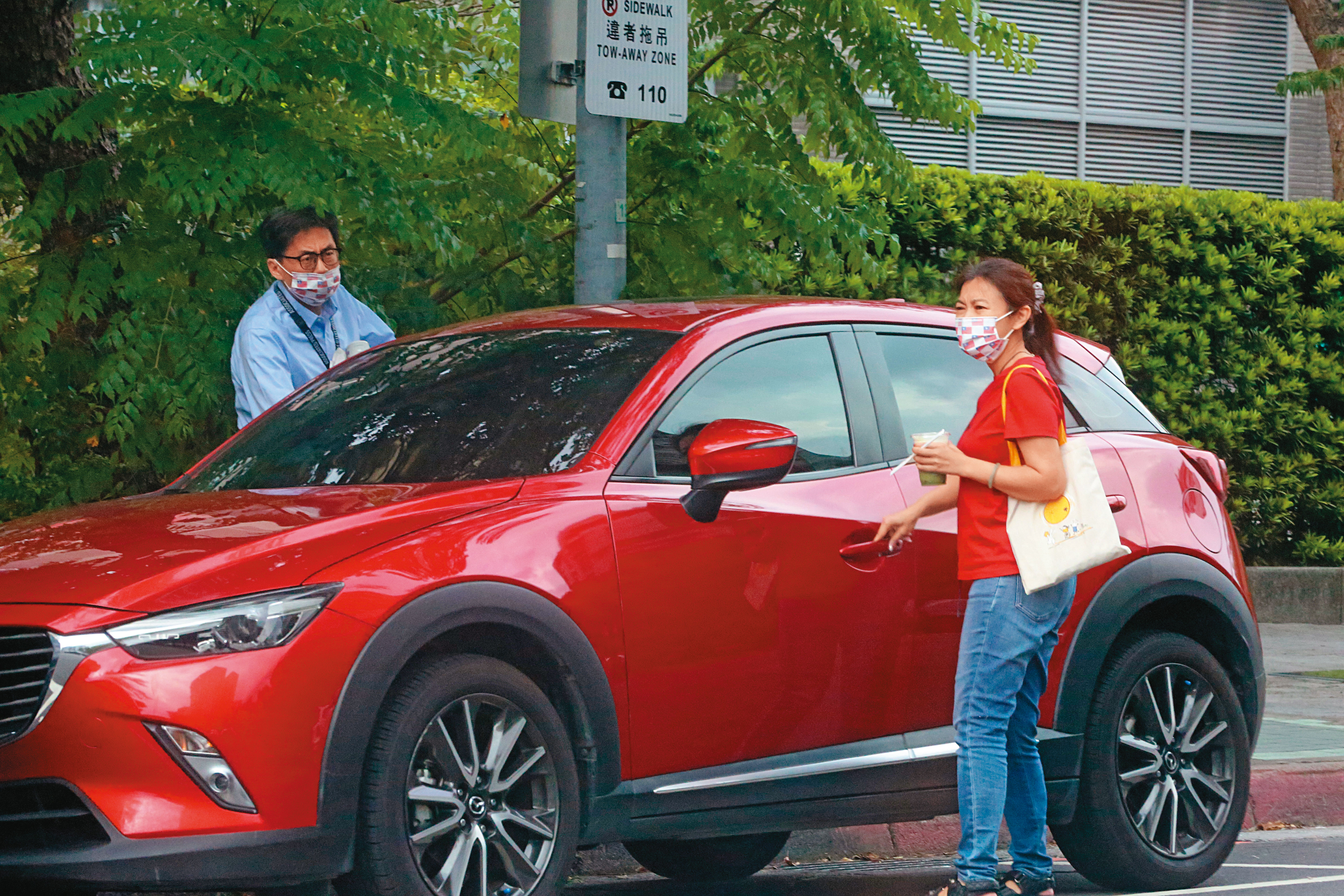 9月5日15時26分台北市議員游淑慧（右）常趁上班空檔，載三立總編輯劉世澤（左）外出買咖啡、短暫約會，2人也常戴同樣的國旗口罩。