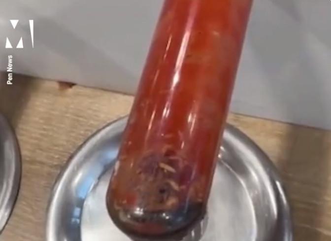 英國一名媽媽帶小孩買麥當勞，居然發現番茄醬分配器內有大量活蛆蠕動。（翻攝推特@MetroUK）