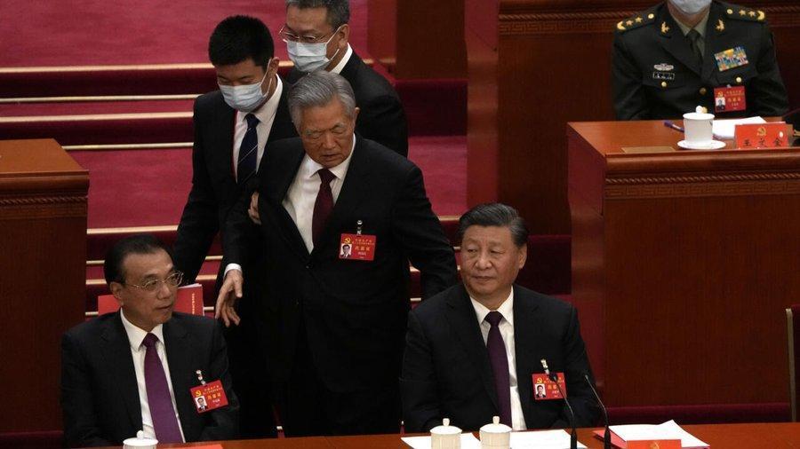 胡錦濤這次被習近平「請出場」,過程相當難看。(翻自推特)