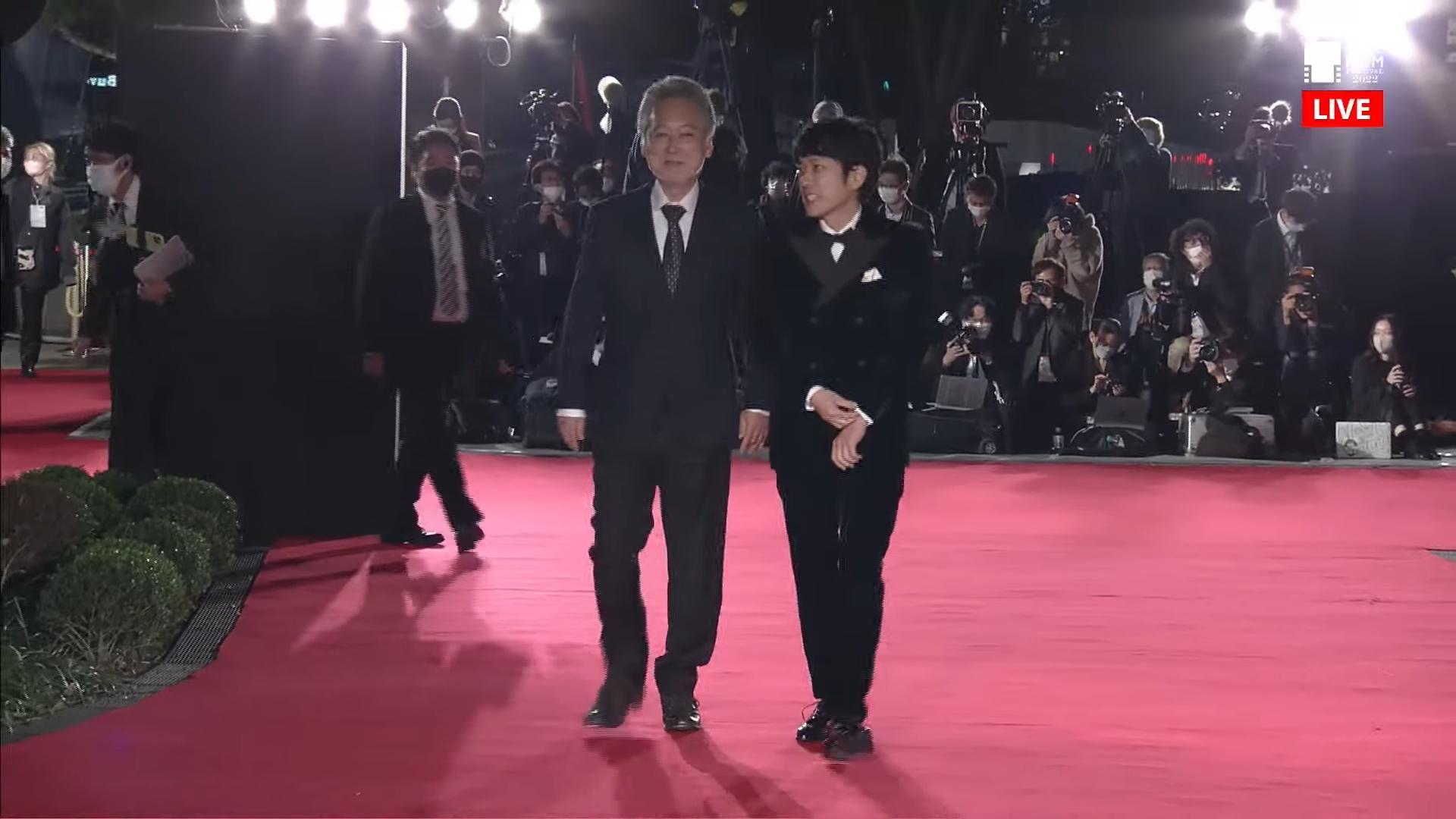 二宮和也(右)與瀨瀨敬久導演今壓軸走上紅毯。(翻攝自直播畫面)