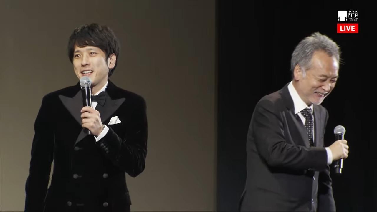 開幕典禮上二宮和也(左)突然不知道該如何說明電影的訊息,讓導演瀨瀨敬久忍不住笑場。(翻攝自直播畫面)