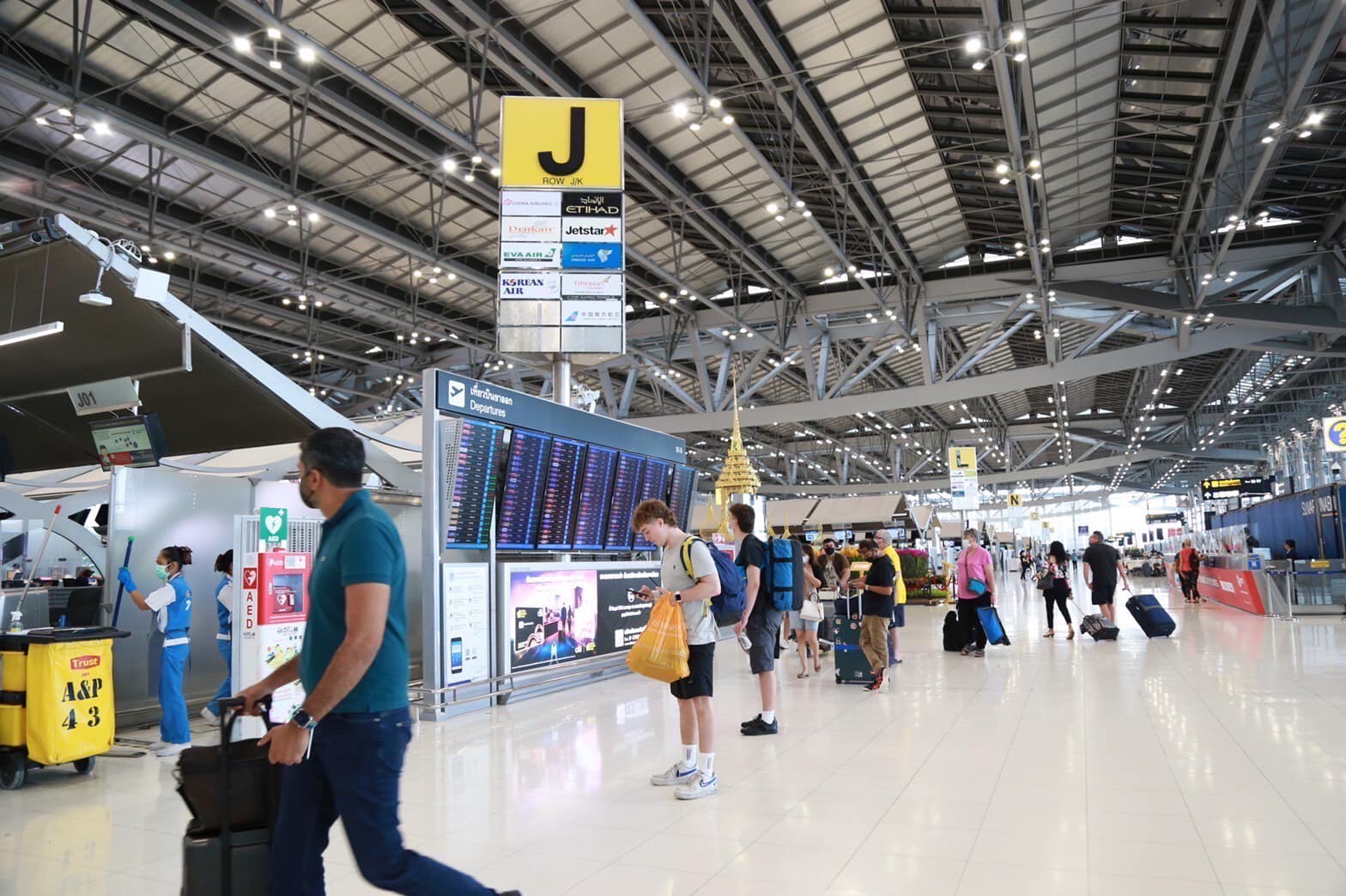 泰國上演真實版《航站情緣》，28歲女子長期住在登機口。（翻攝自蘇凡納布機場臉書）