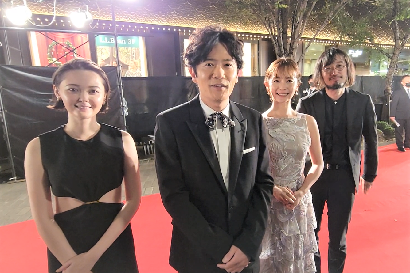 今泉力哉（右）導演新作《在窗邊》請到稻垣吾郎（中）、中村友理（右二）、玉城蒂娜演出，稻垣吾郎盼能帶該作品訪台。