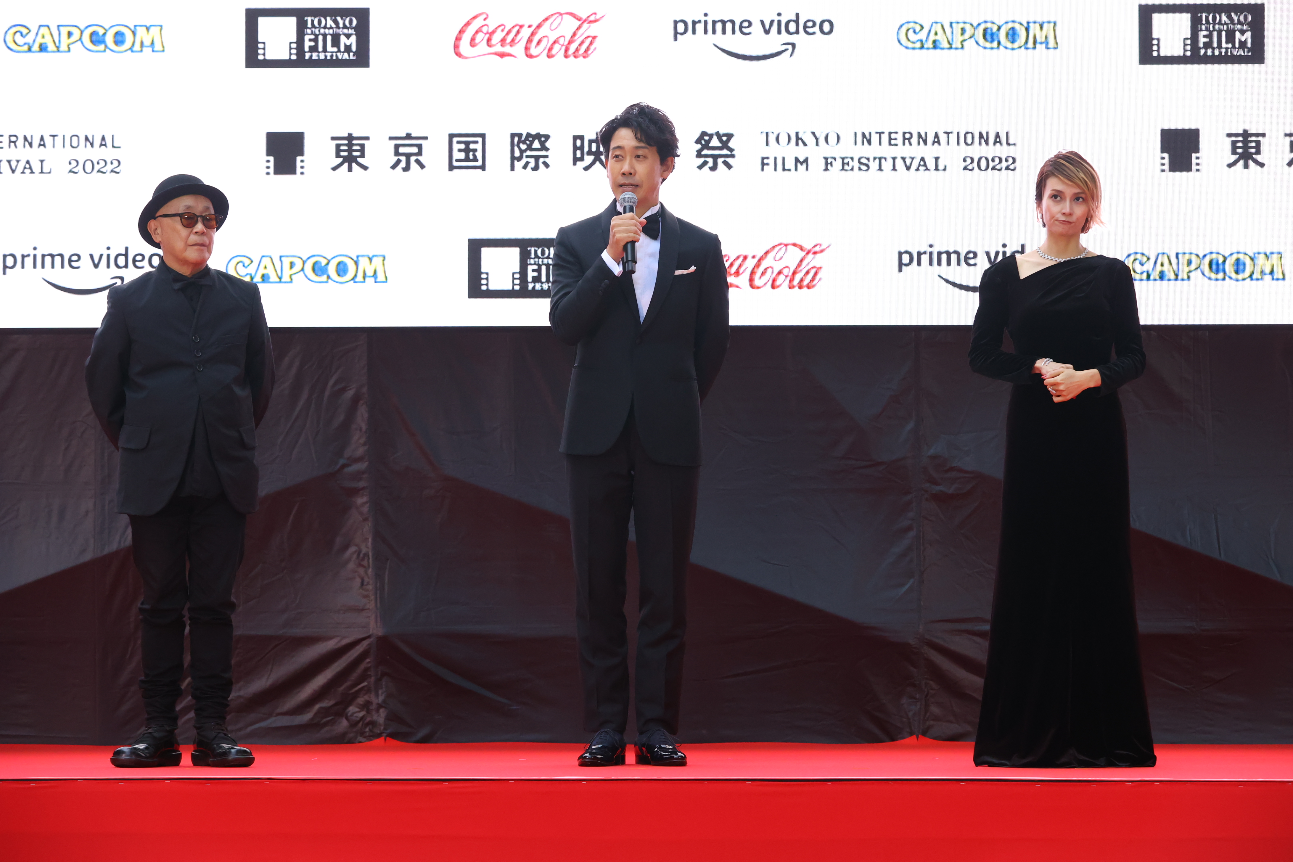 大泉洋（中）、柴崎幸（右）以廣木隆一（左）導演新作《月之圓缺》打頭陣現身紅毯。（東京國際影展提供）
