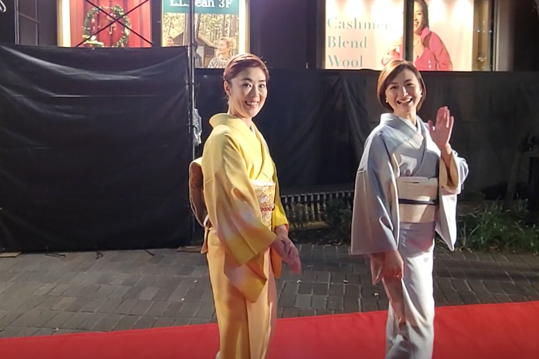寺島忍（左）與廣末涼子穿和服登紅毯，親切向本刊鏡頭揮手致意。