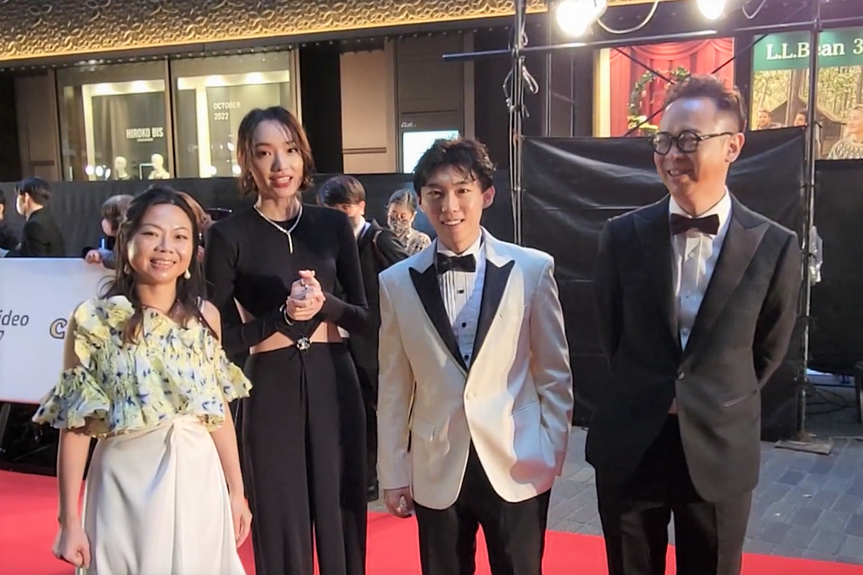 《燈火闌珊》導演曾憲寧（左）與監製陳心遙（右）與周漢寧（右二）、蔡思韵一起出席東京影展，並感謝台灣影迷的支持。