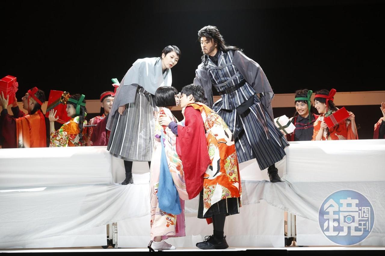志尊淳(前右)與廣瀨鈴的親親,被信紙「無情隔開」,松隆子(後左)看熱鬧的表情非常逗趣。