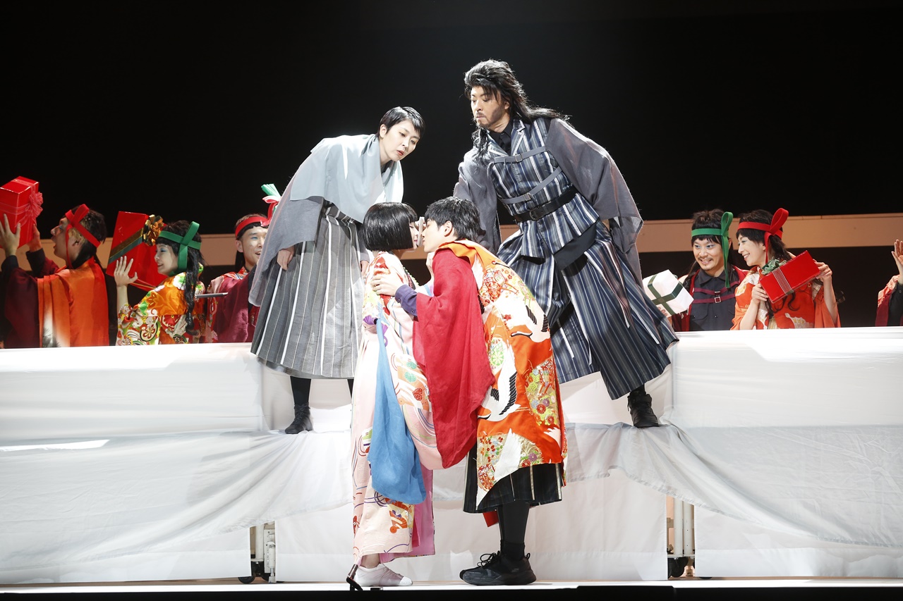 志尊淳（前右）與廣瀨鈴的親親，被信紙「無情隔開」，松隆子（後左）看熱鬧的表情非常逗趣。