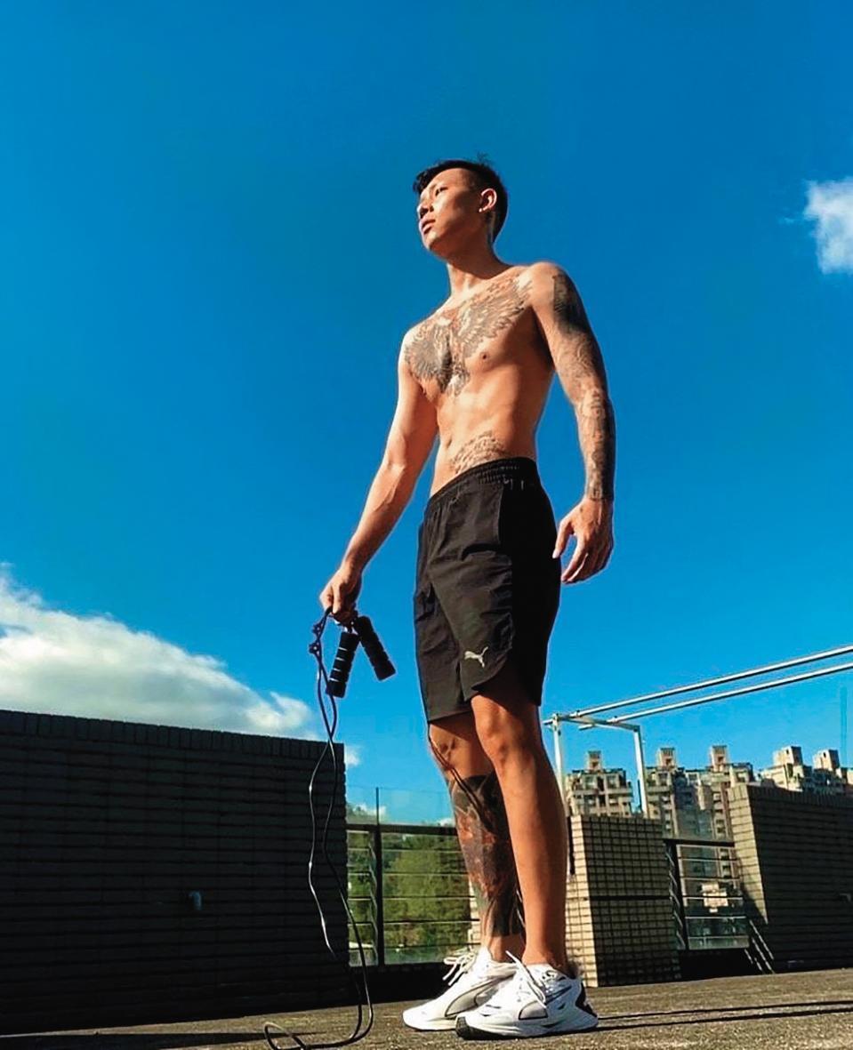 瘦子擁有精實漢草與壞壞的「+9」味,全身充滿費洛蒙。(嗅)(翻攝自瘦子IG)