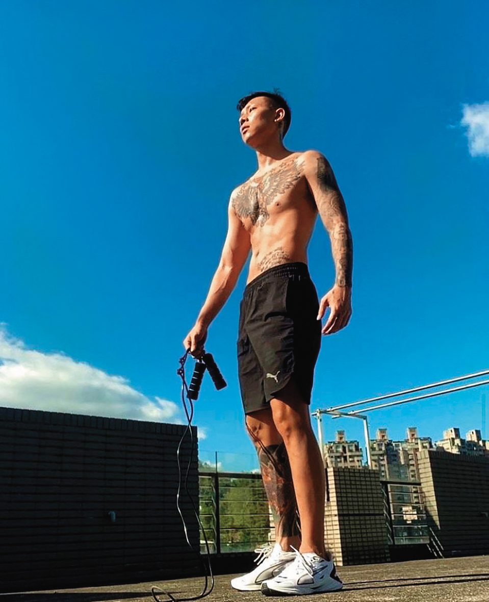 瘦子擁有精實漢草與壞壞的「+9」味,全身充滿費洛蒙。(嗅)(翻攝自瘦子IG)