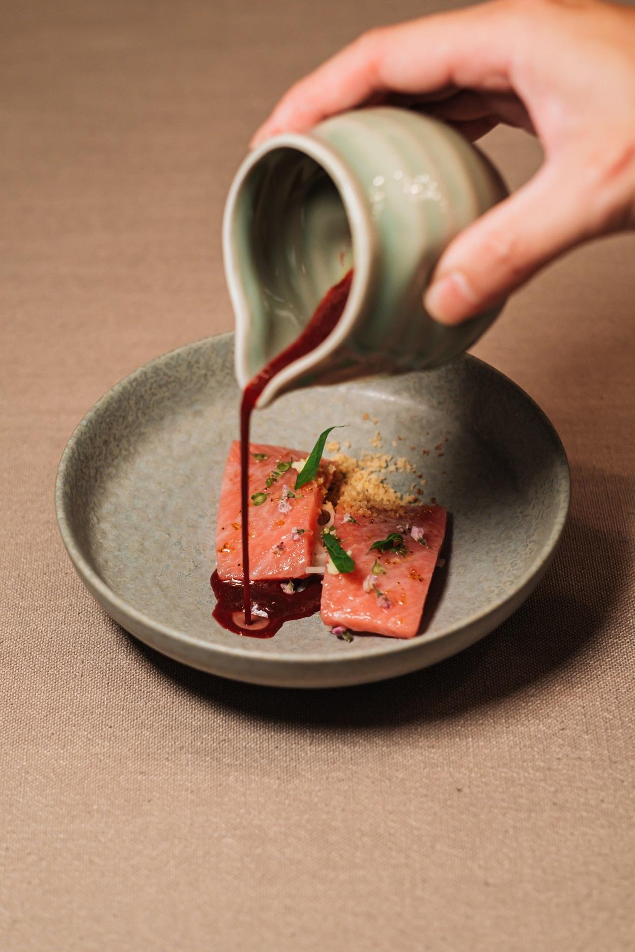 「鮪魚中腹、番茄甜菜根醬、烏龍麵」鮮甜細緻的鮪魚與Q彈細滑麵體充滿和風。（Chou Chou提供）