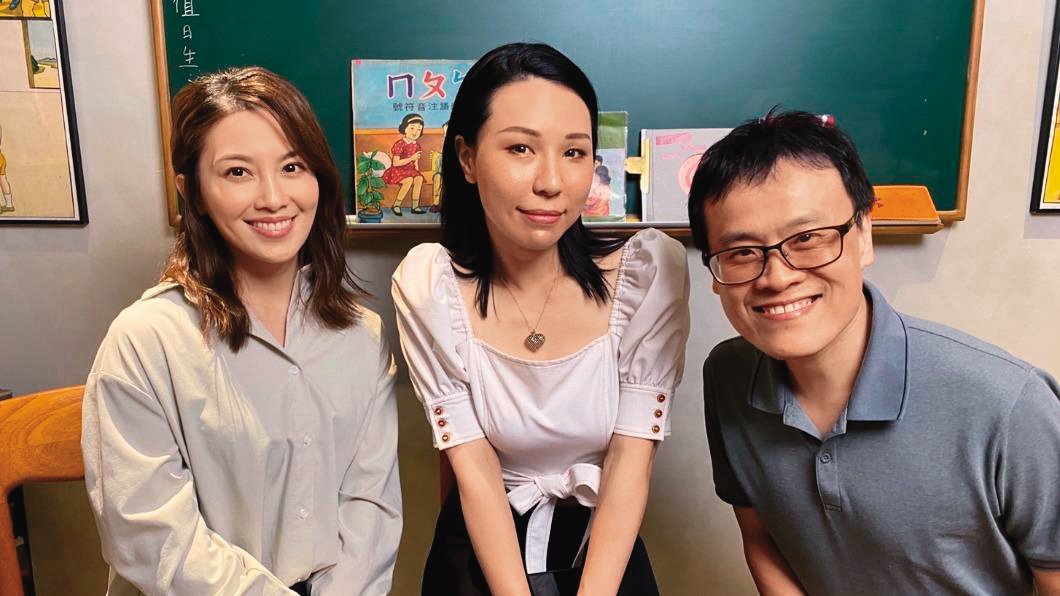 苡若（中）登上許藍方（左）節目，大方承認自己是個享受性愛的人。右為部落客一劍浣春秋。