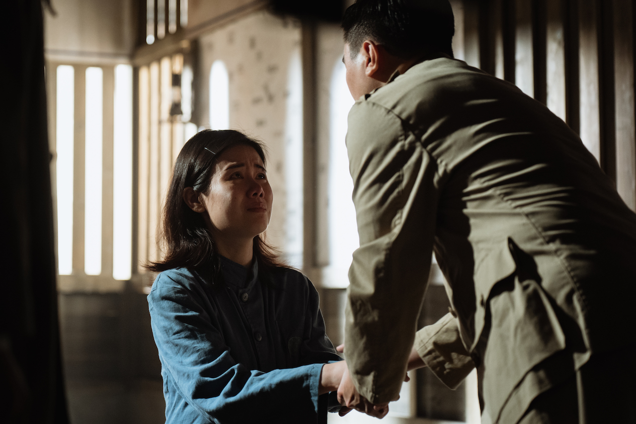 電影《流麻溝十五號》中,彭若萱(左)飾演的崔姐向前往綠島探視的蔣經國(右)訴冤。(牽猴子提供)