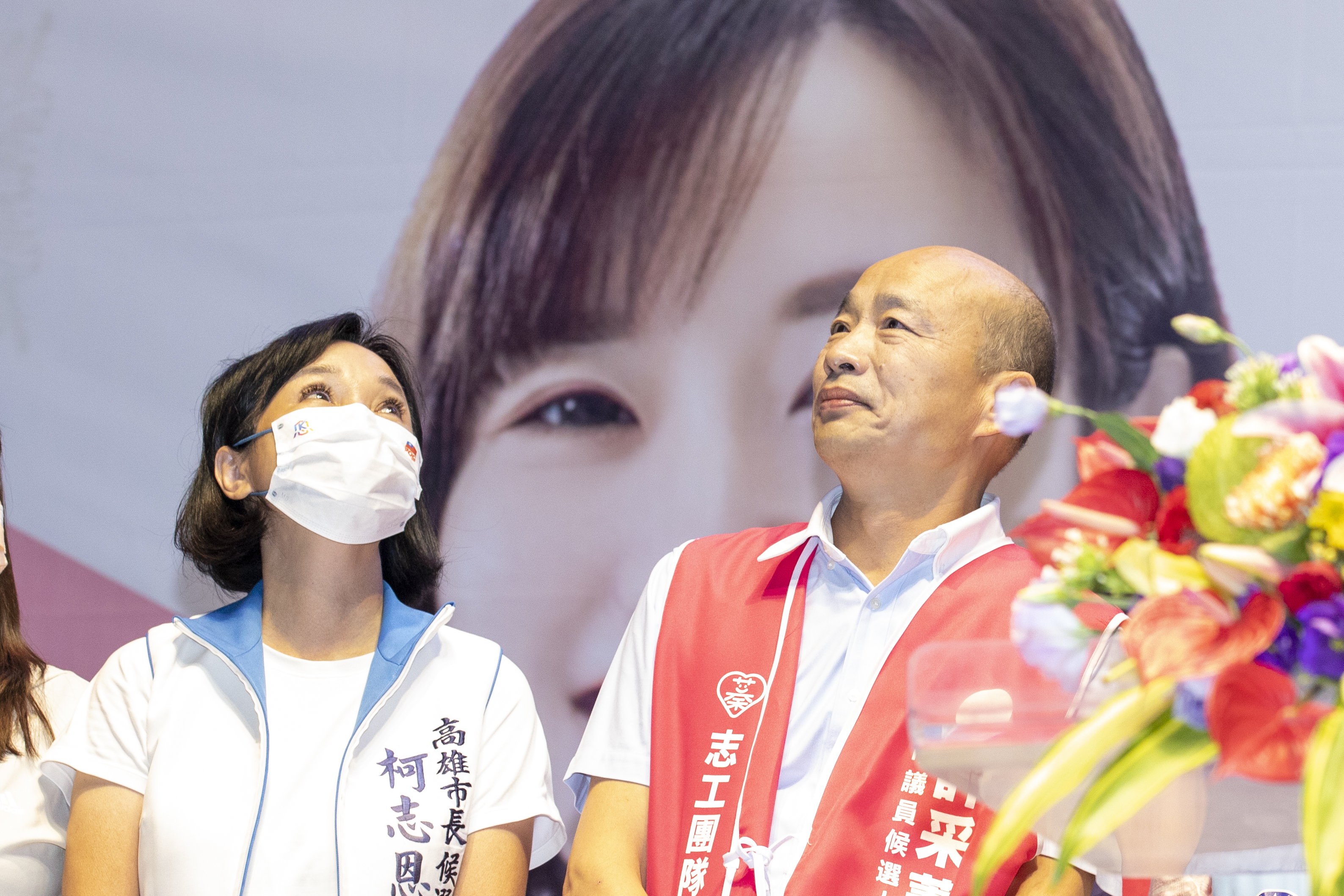 韓國瑜（右）近日「重出江湖」為國民黨候選人站台催票，他昨天在政論節目上表示，若柯志恩當選市長是「買一送二」，允諾自己會當終身的高雄市政府志工。