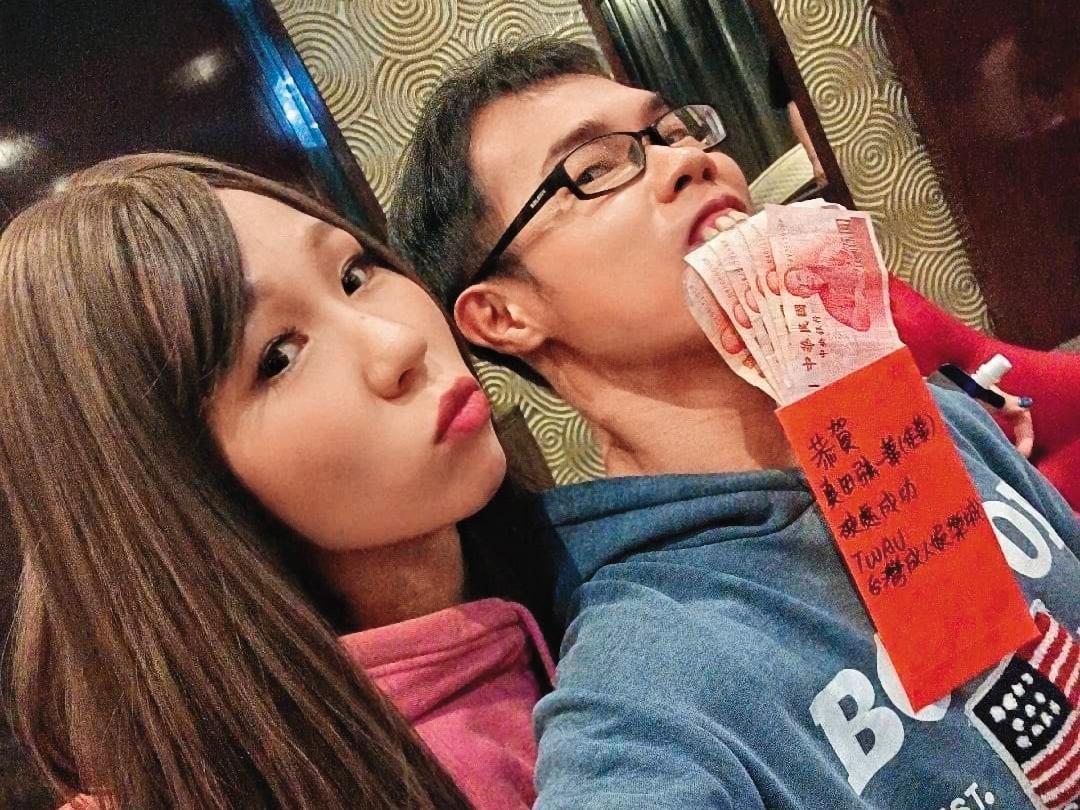 苡若（左）與無酬演出的鄧佳華（右）拍片，因男方是破處，她還包600元紅包贈送。