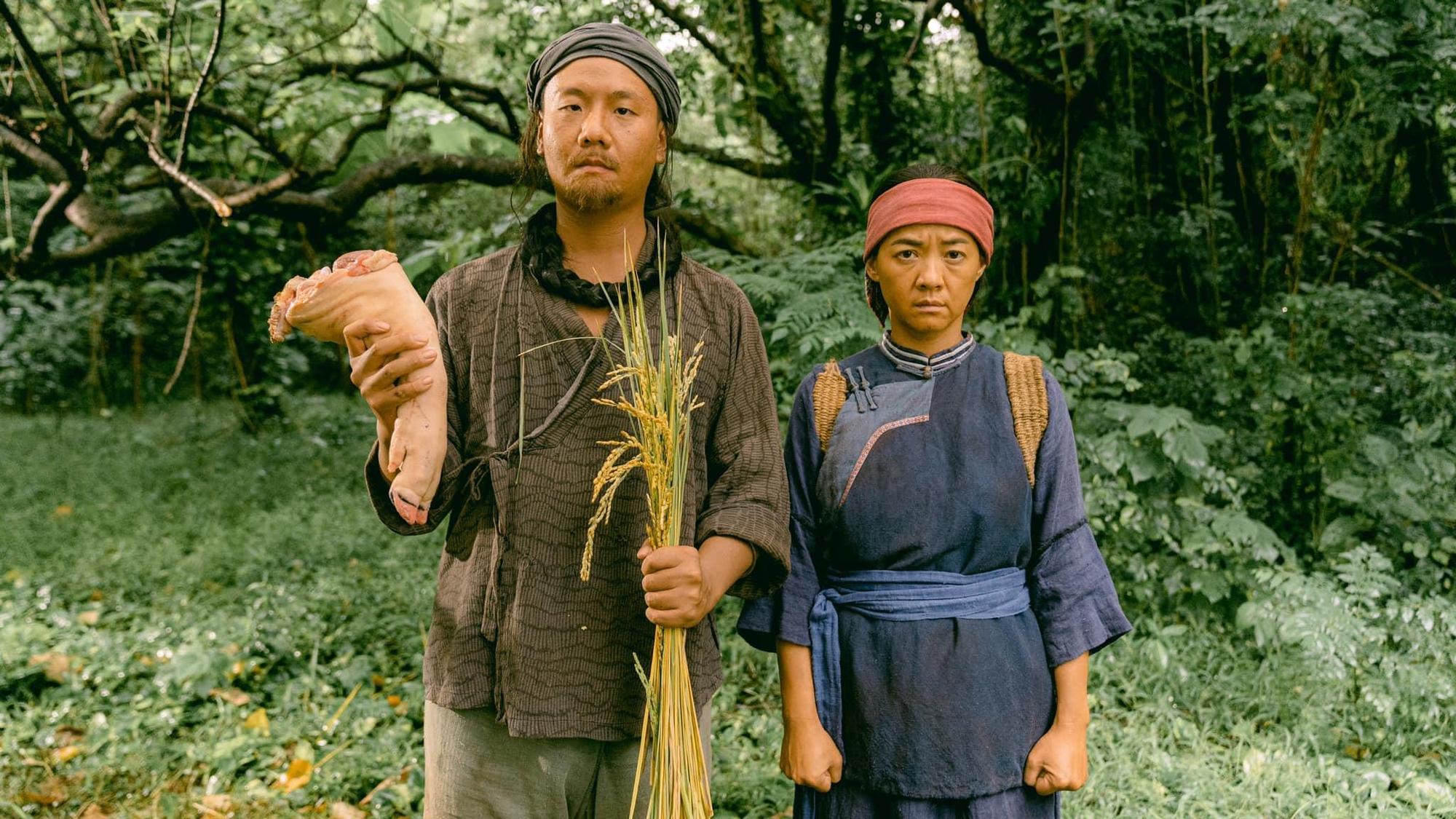 曾寶儀（右）邀請阿翰（左）共同拍攝金鐘獎開場影片。（翻攝自阿翰po影片臉書）