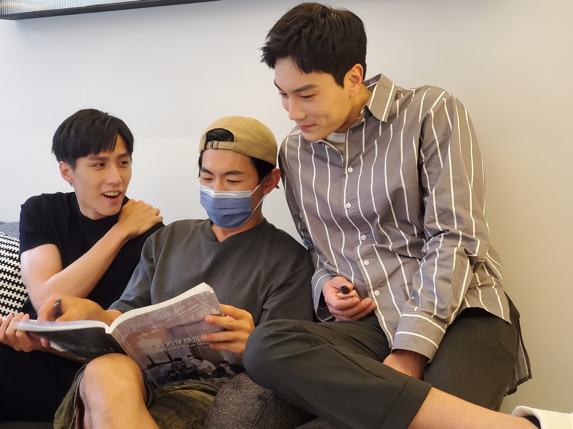 導演姜瑞智（中）與余晉（左）、金在勳（右）互動輕鬆，私下會相約健身打球。（結果娛樂提供）