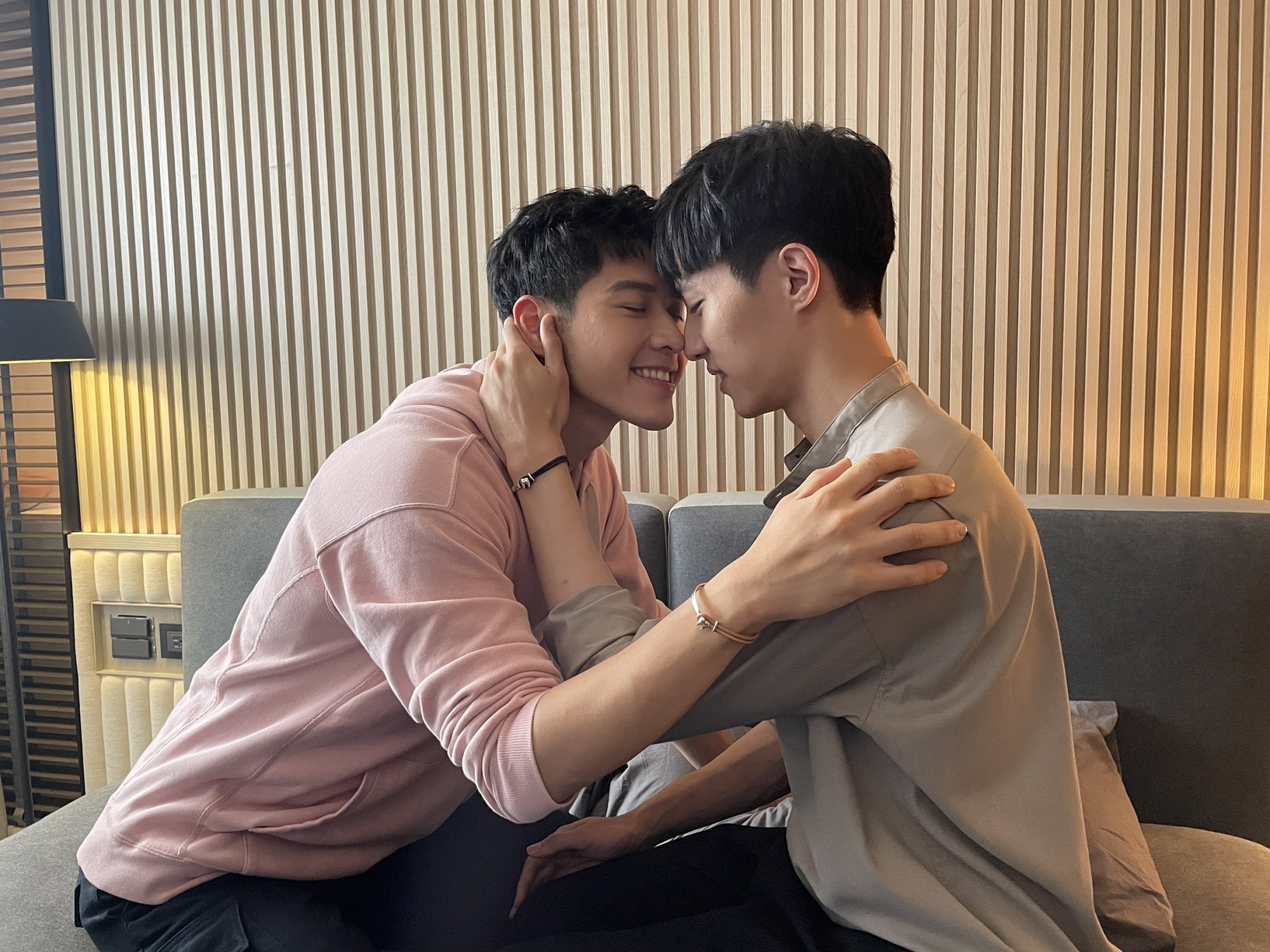 吳岳擎（左）與余晉（右）兩人互動親密，曾主動示意接吻，反被導演姜瑞智阻止。（結果娛樂提供）