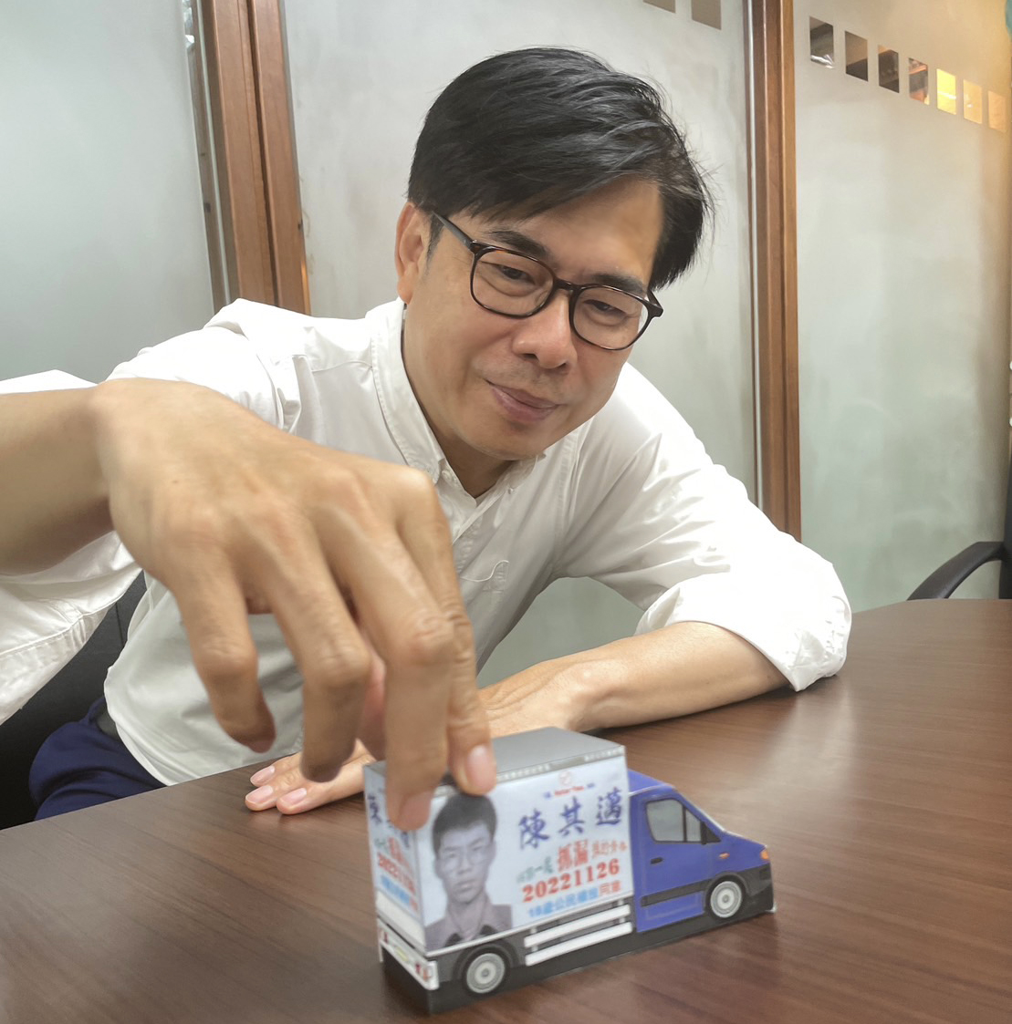 有熱心的網友設計出車子的紙模型，陳其邁也親自曬出「成品」照片。（翻攝自陳其邁臉書）