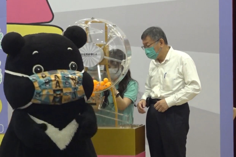 柯文哲今（25日）抽出5顆亂數種子分別為8、3、8、5、3號，抽出69.6萬的幸運民眾。（翻攝自柯文哲臉書）