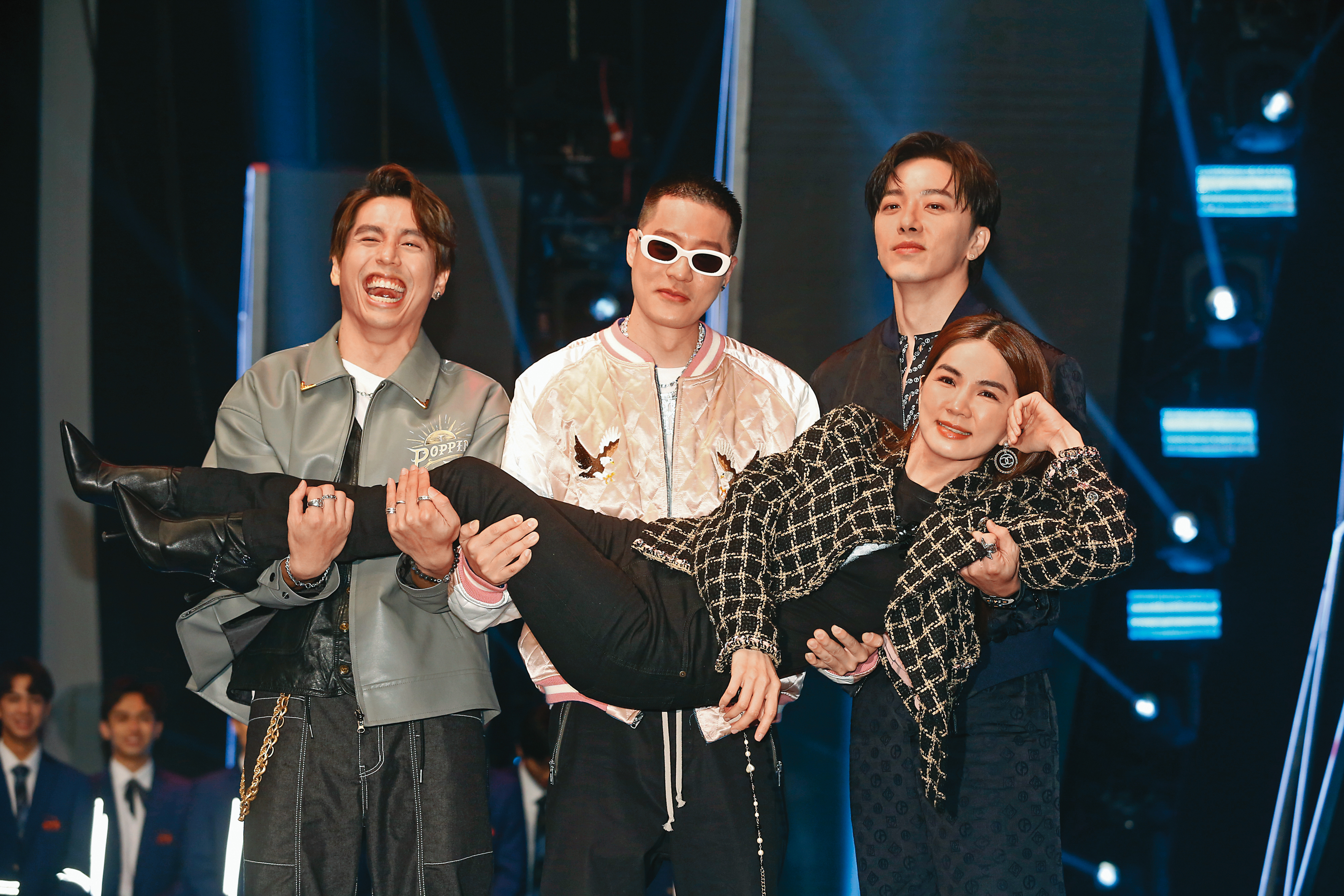 周湯豪(左二)今年參與《原子少年》節目,與田一德(左起)、坤達、Ella擔任導師。