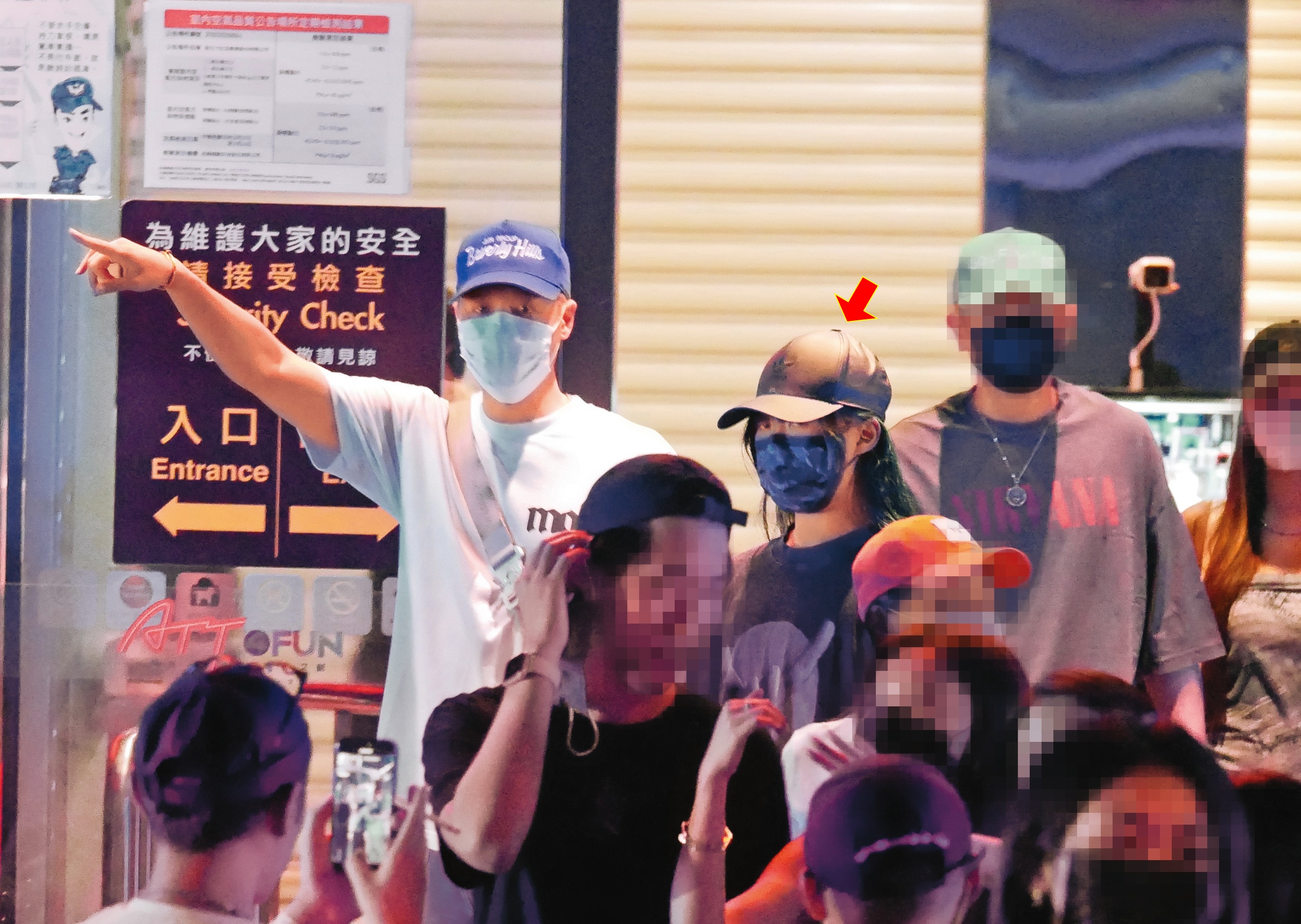 03：18，加周湯豪與C.Holly，共有3男3女一起行動，看似是兩兩配對成功。