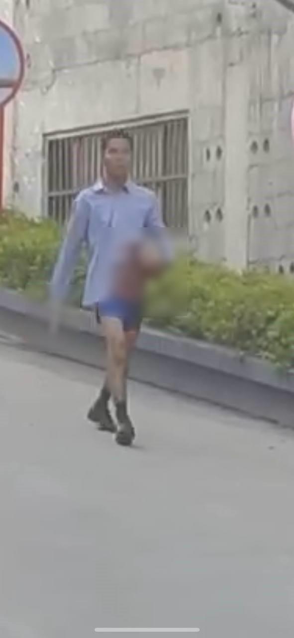 男子一手提人頭、一手持刀逛大街。（翻自推特）