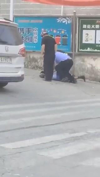 至少3名警力當場壓制男子。（翻自推特）