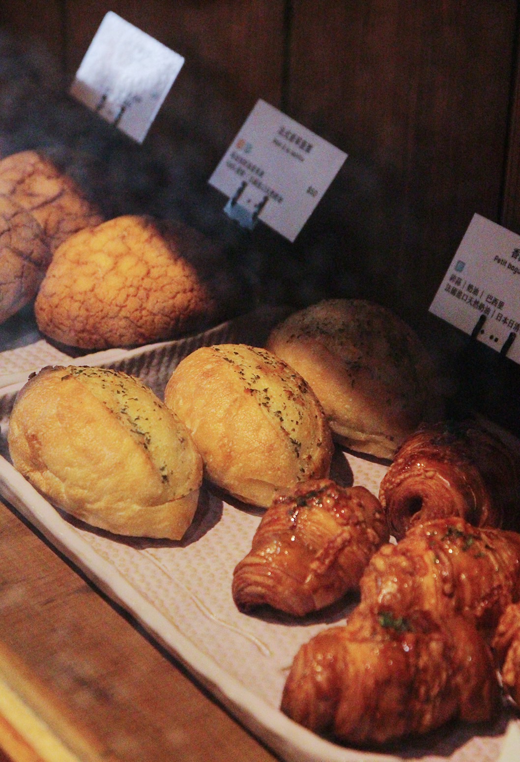 門面冷藏櫃與入口處古餐櫃中，陳列了可供外帶的「珠寶盒」與「Wild Baker」甜點及麵包。