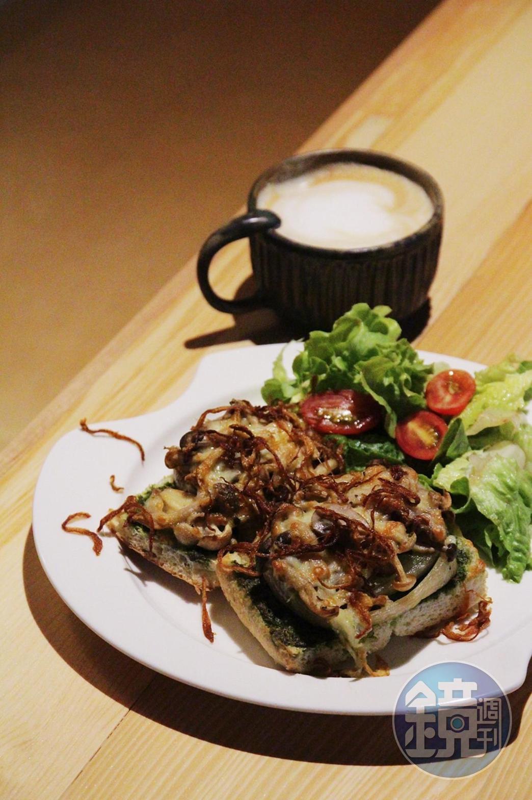份量豐足的「青醬野菇福卡加」，以溫潤橄欖油香和麥香加疊，抹上青醬後疊上低溫烹調後煎上色的甜軟洋蔥、以及多種菇類與起司。（350元／份）