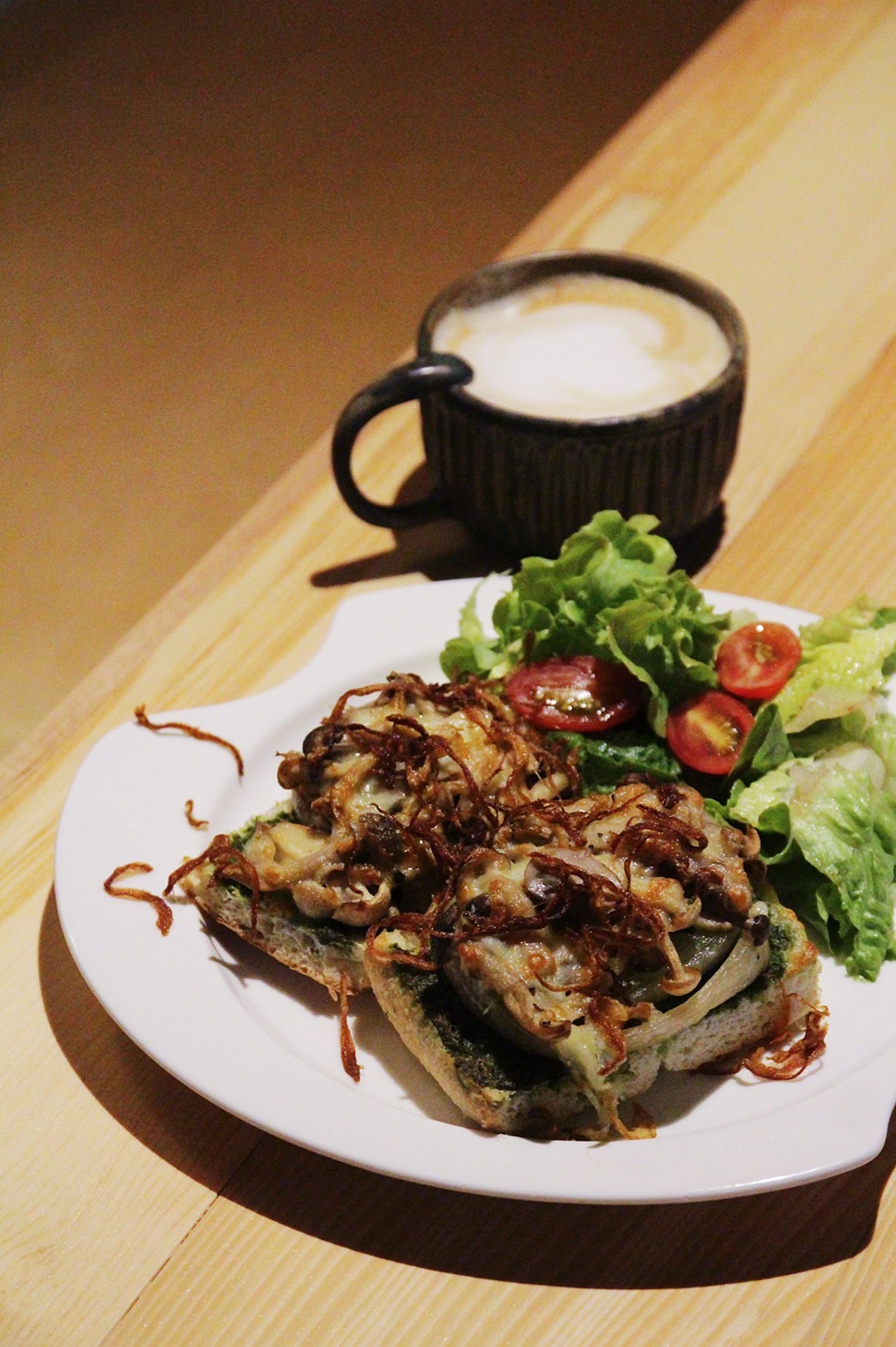 份量豐足的「青醬野菇福卡加」，以溫潤橄欖油香和麥香加疊，抹上青醬後疊上低溫烹調後煎上色的甜軟洋蔥、以及多種菇類與起司。（350元／份）