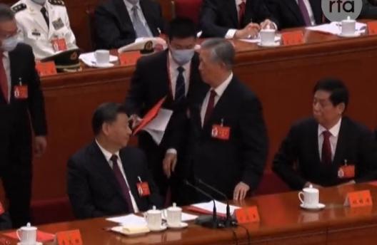 中共前主席胡錦濤在20大上「被離場」，引起國際議論。（翻攝自@ChinaCritic推特影片截圖）