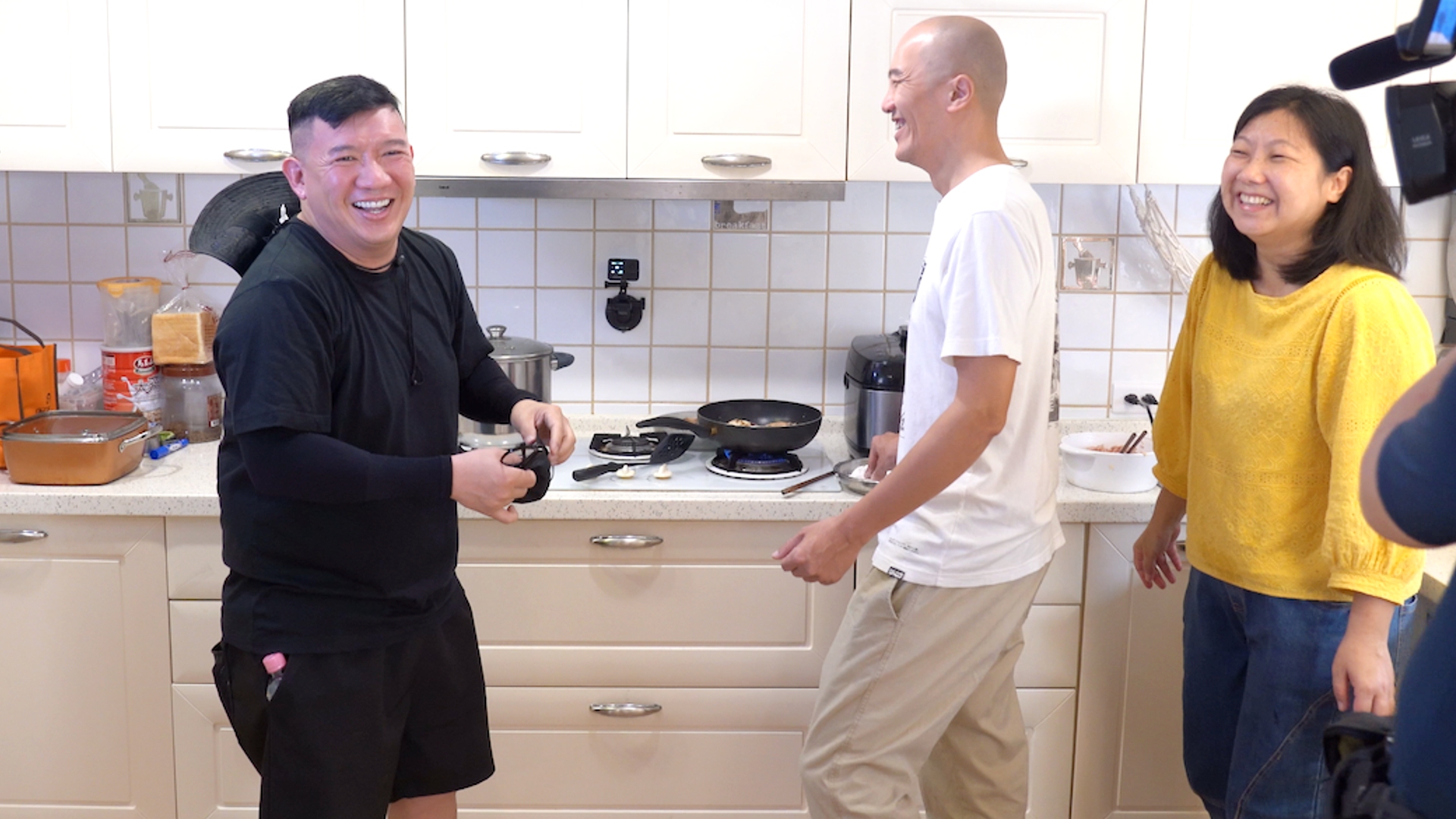 杜汶澤（左）拜訪同樣來自香港移民的5口之家，從餐桌上的家鄉菜聊到港台兩地差別。（公視提供）